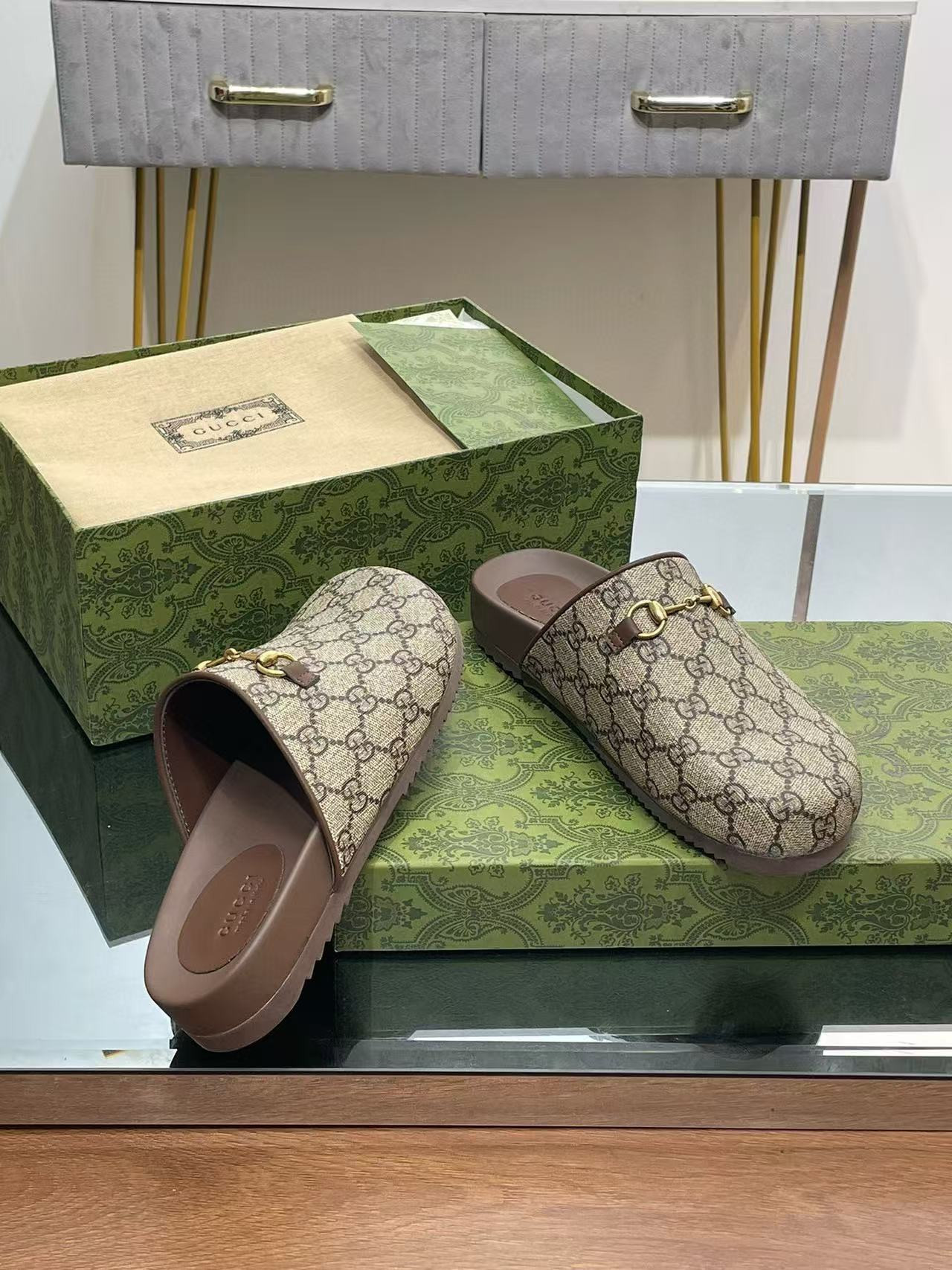 ua G*u*i slipper