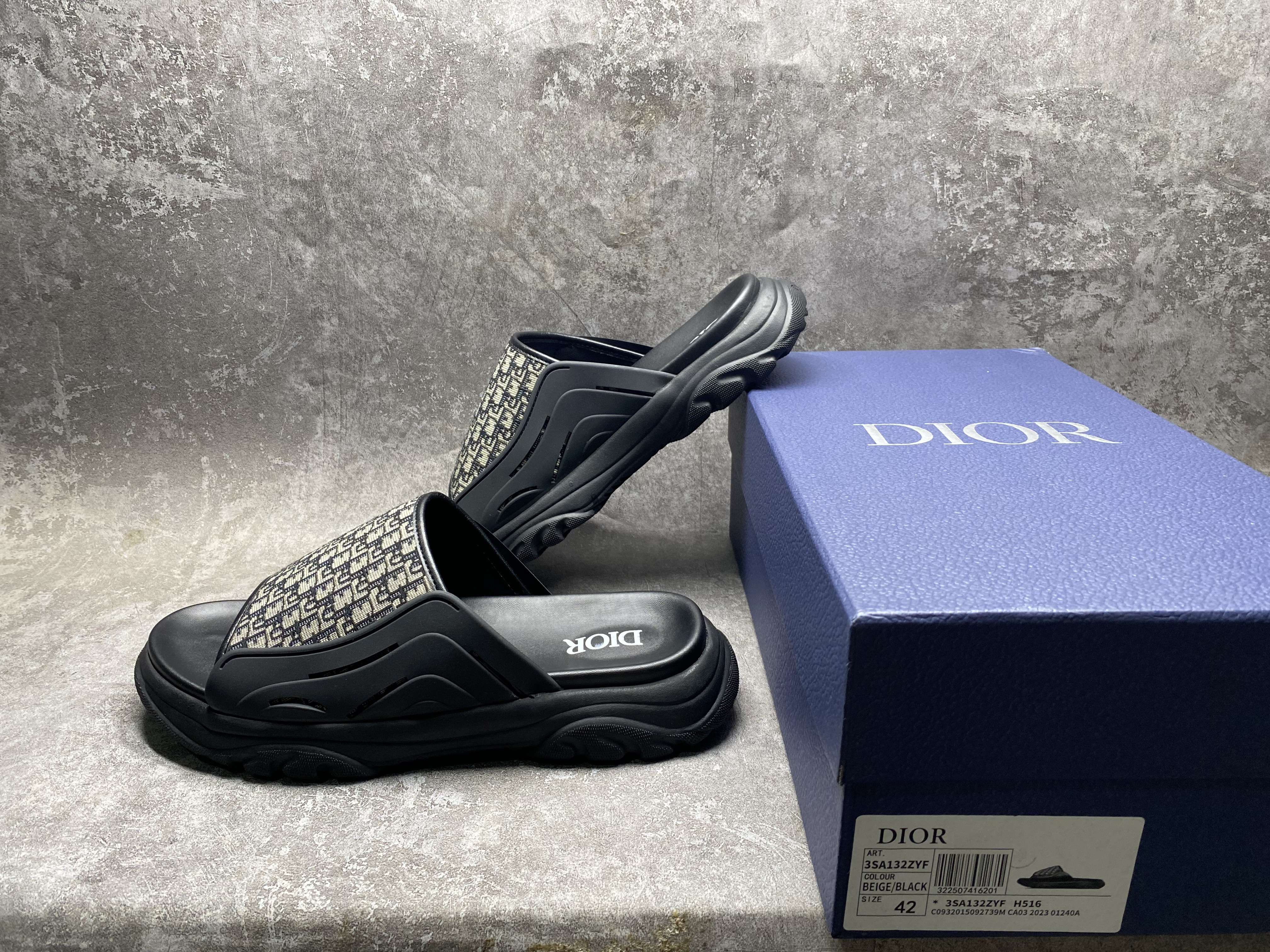 ua D*or sandal
