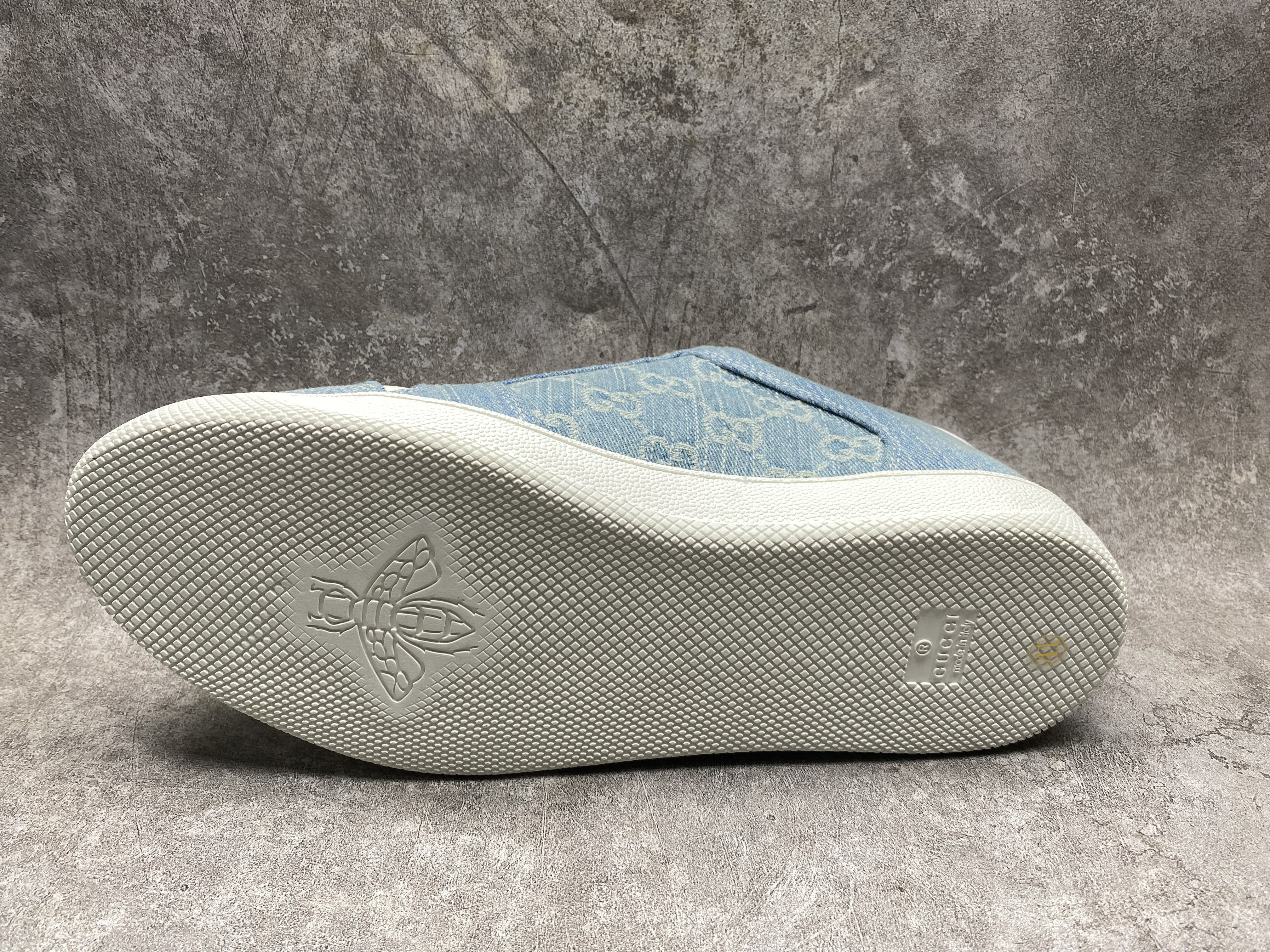 ua G*u*i sneakers