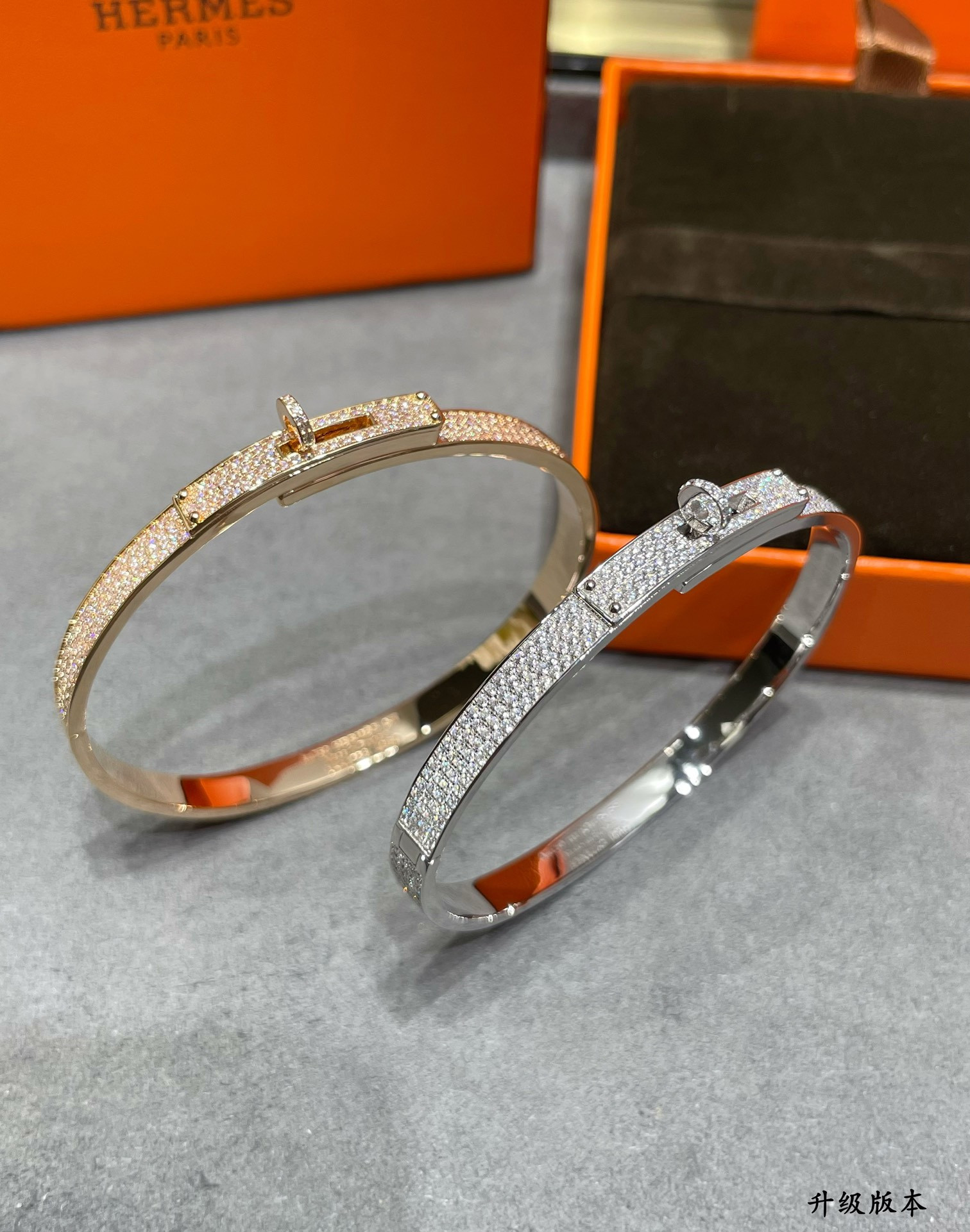 h**mes button fully Di*m*nd-encrusted bracelet