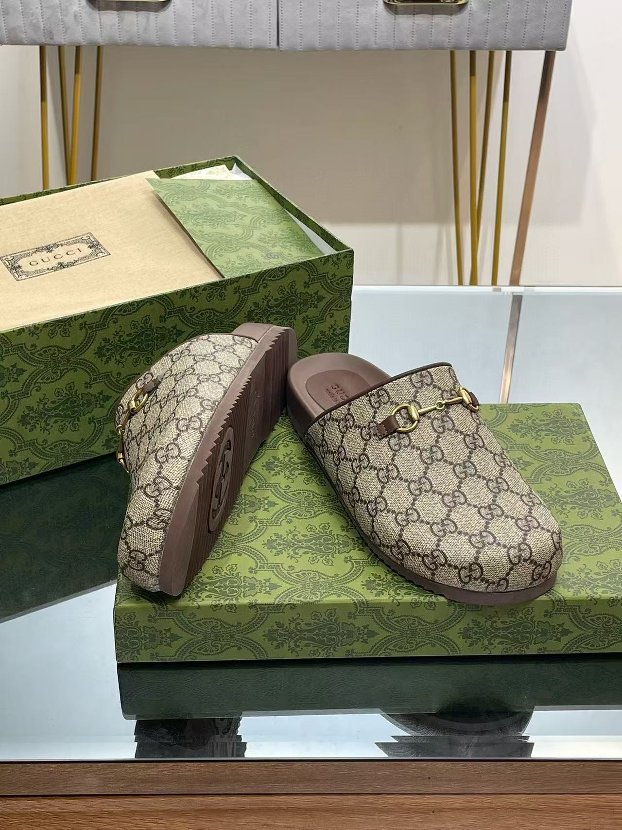 ua G*u*i slipper