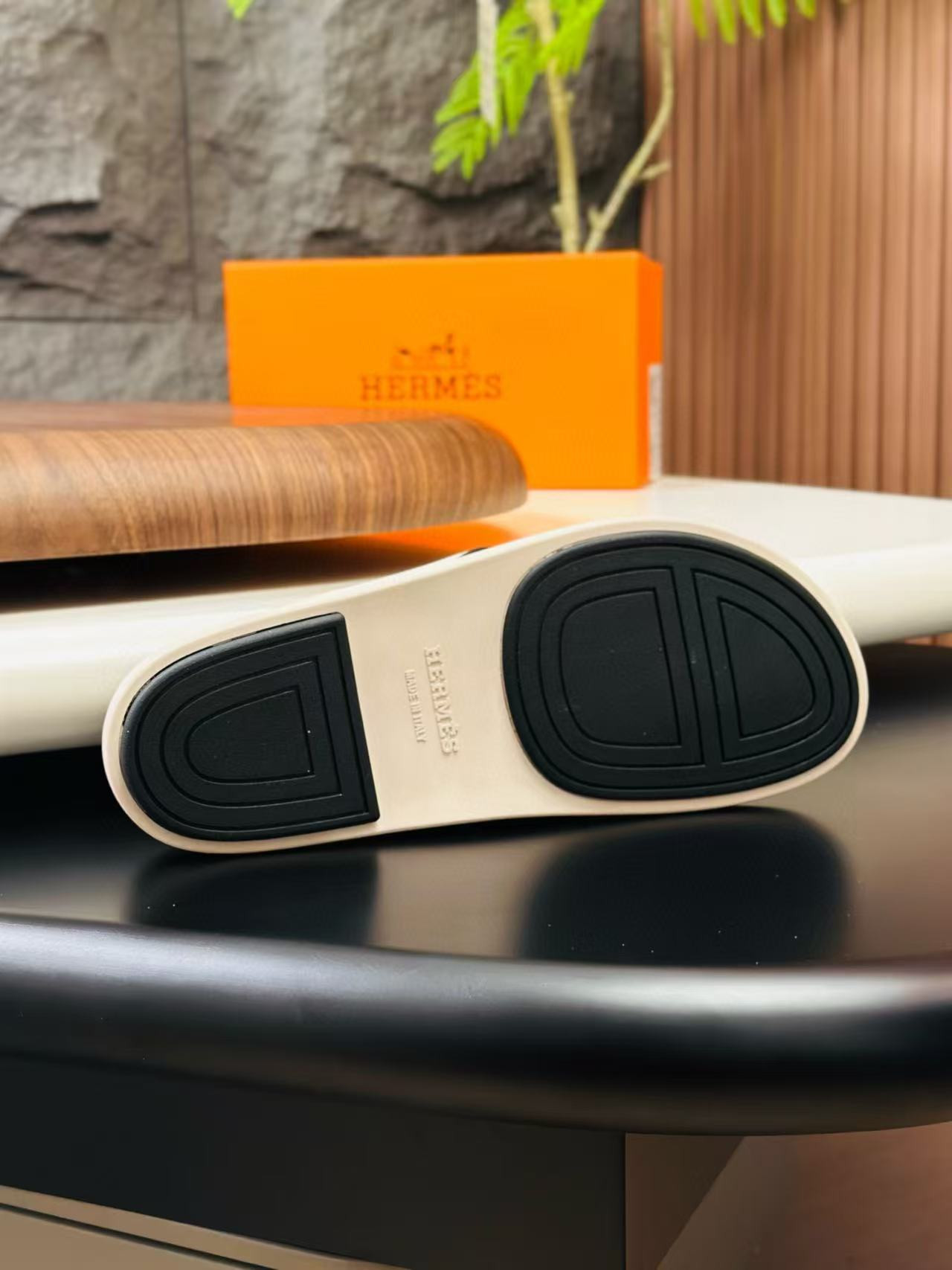 UA Hermès Sandals