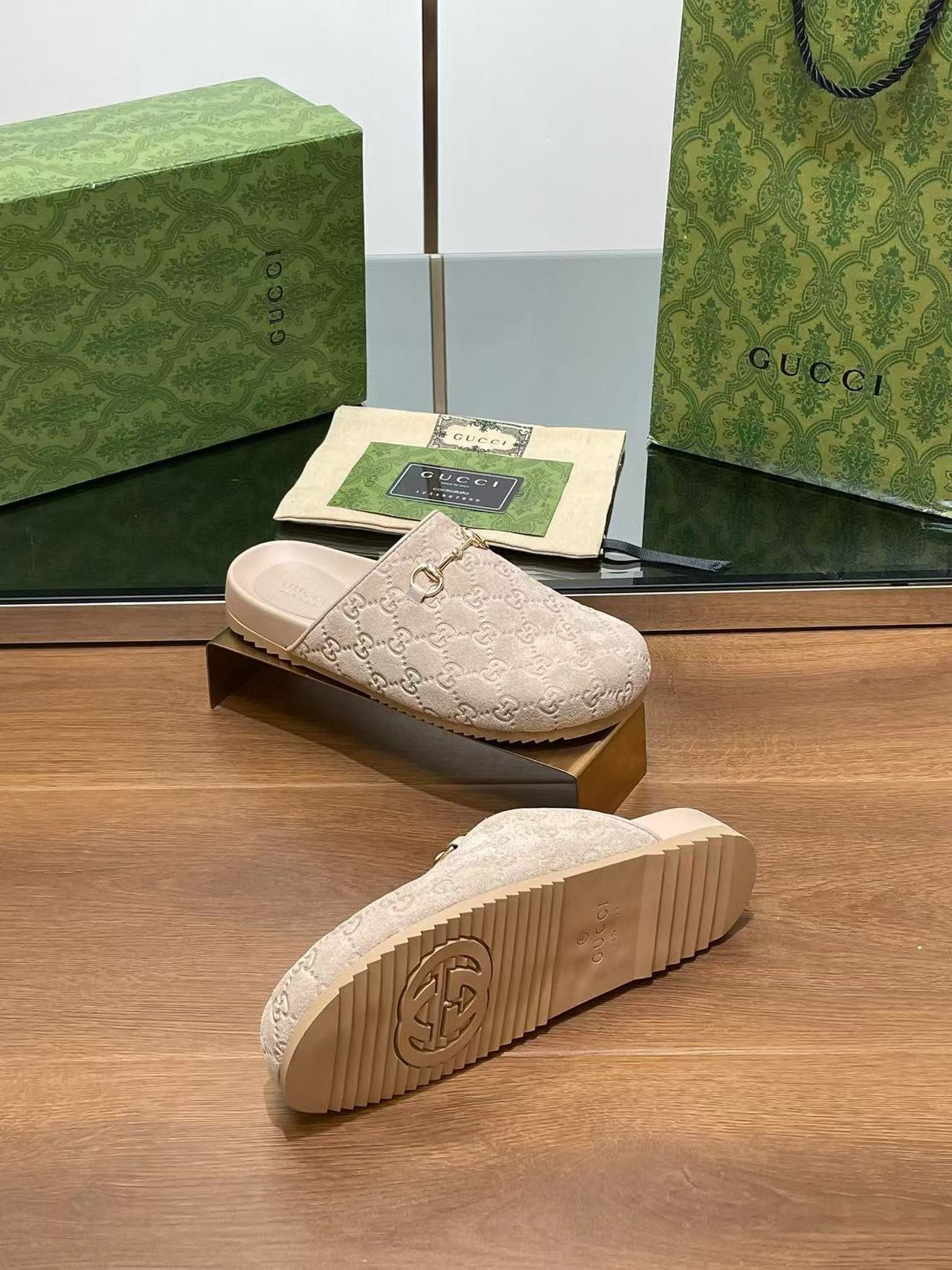 ua G*u*i slipper