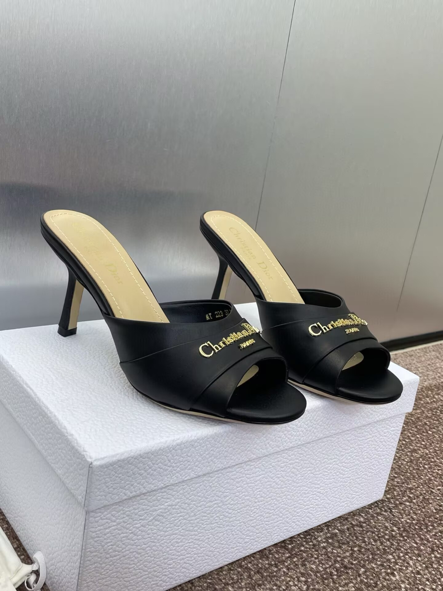 ua D*or heeled slide