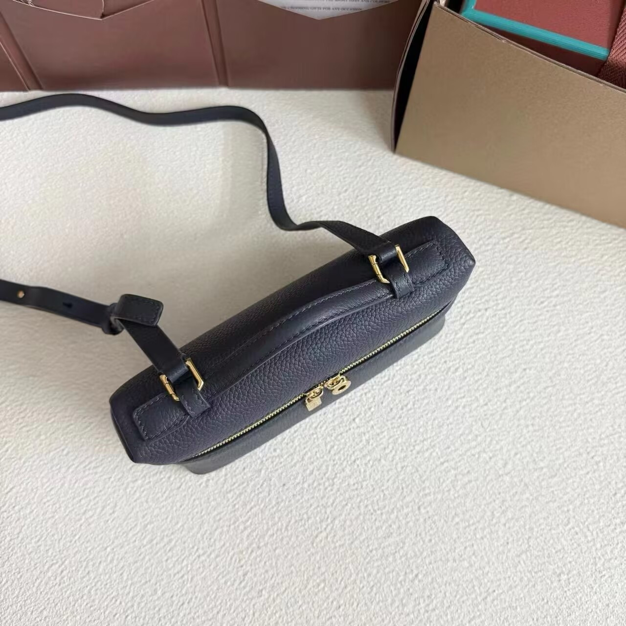 L**o p*ana extra pocket l19 grained calfskin 11 x 19 x 6.5 cm