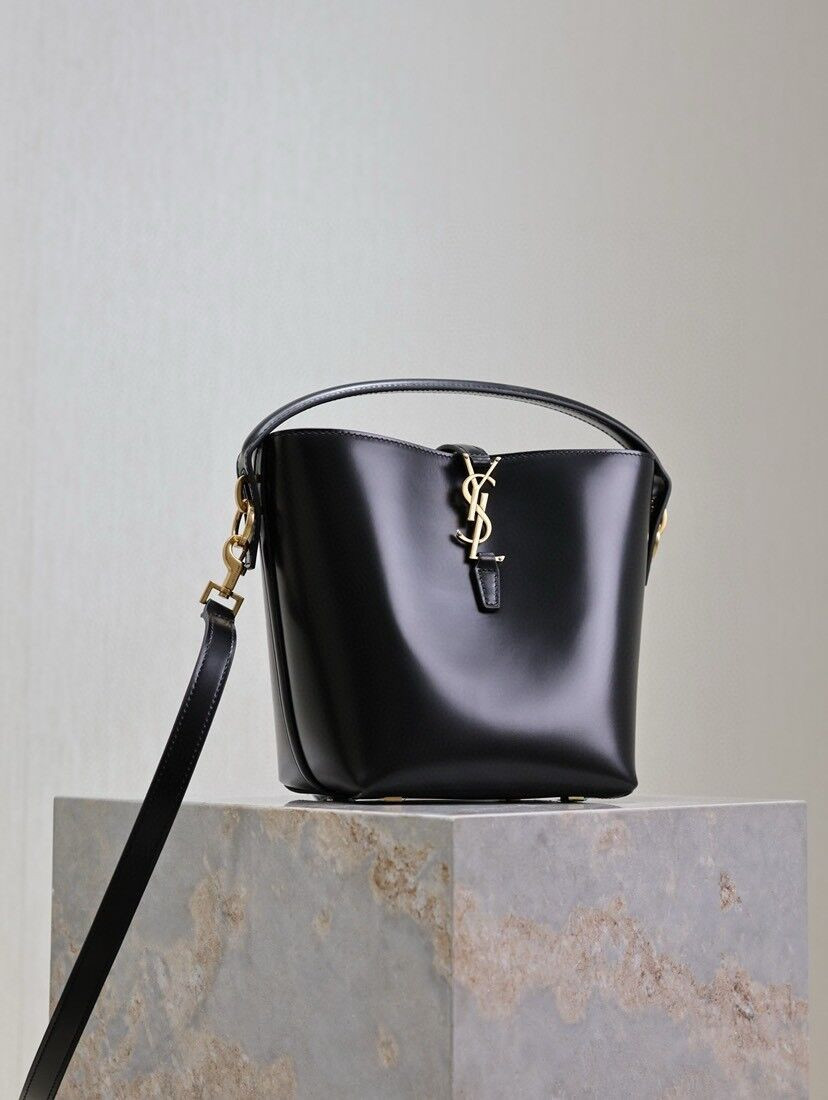 Y*L le 37 in shiny leather 17x20x13cm