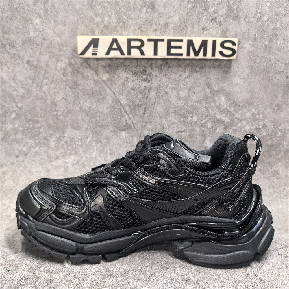 ua Ba*len*cia*ga runner sneaker