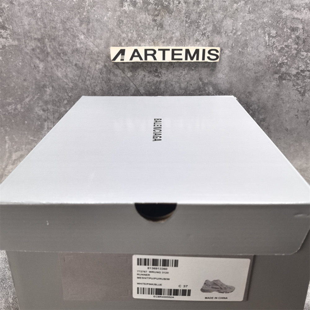 ua Ba*len*cia*ga runner sneaker