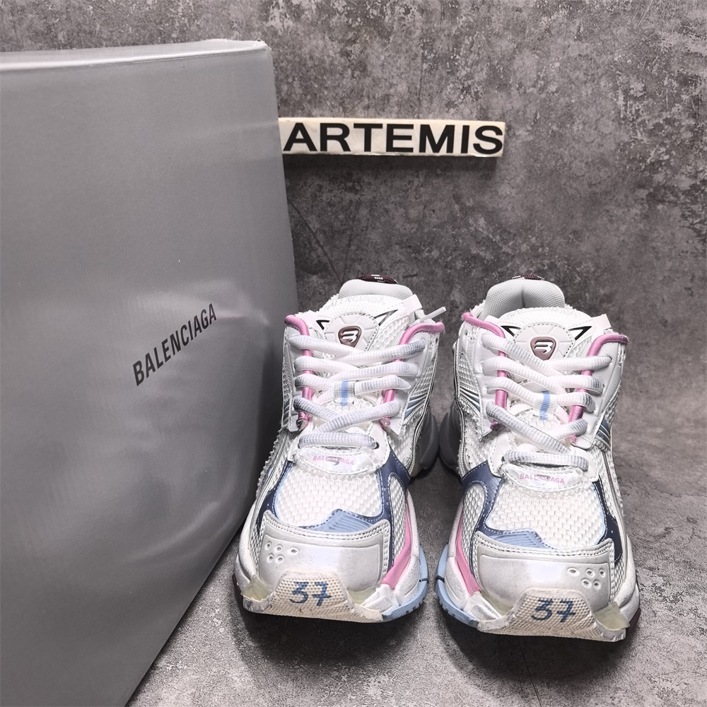 ua Ba*len*cia*ga runner sneaker