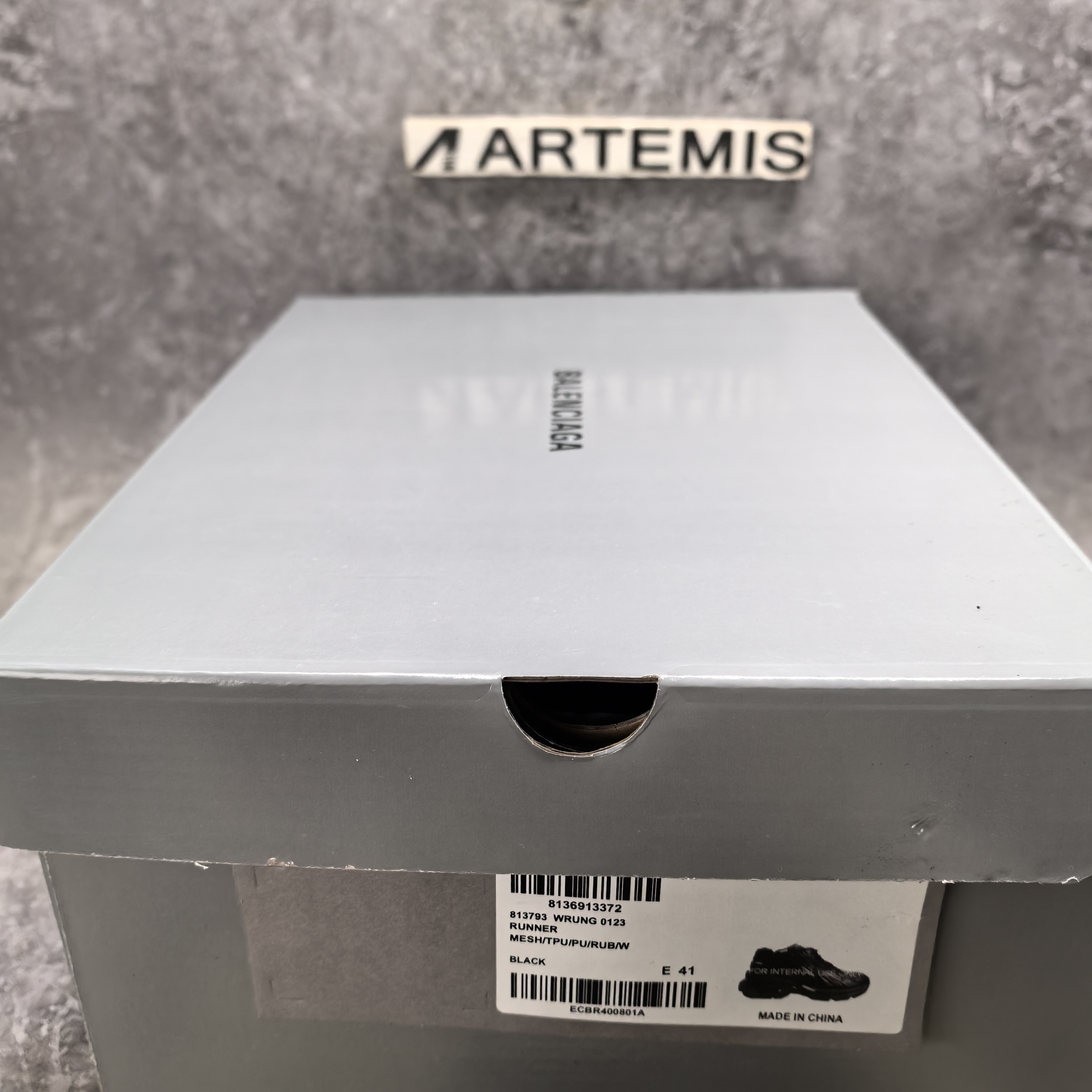 ua Ba*len*cia*ga runner sneaker