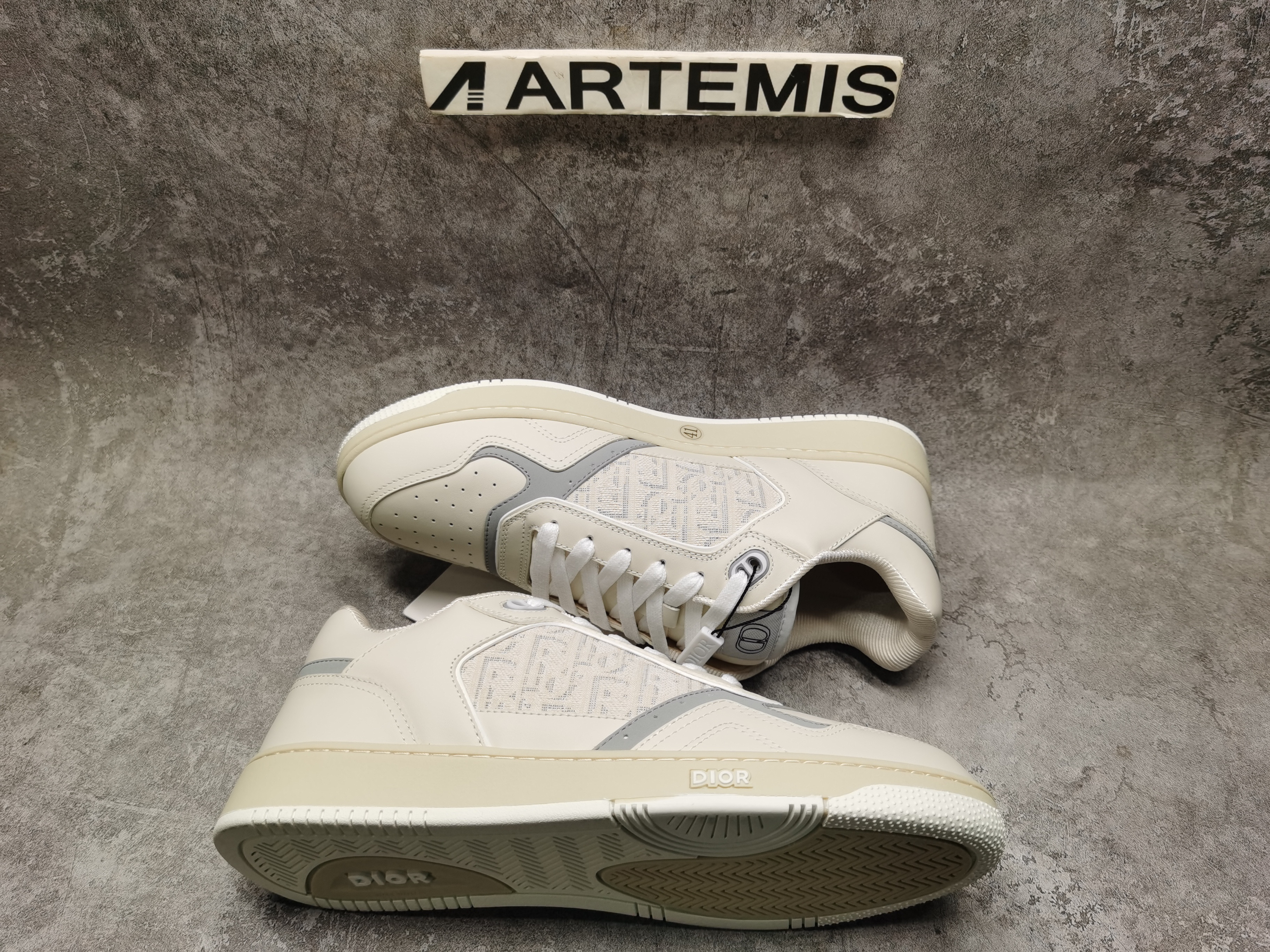 ua D*or sneaker