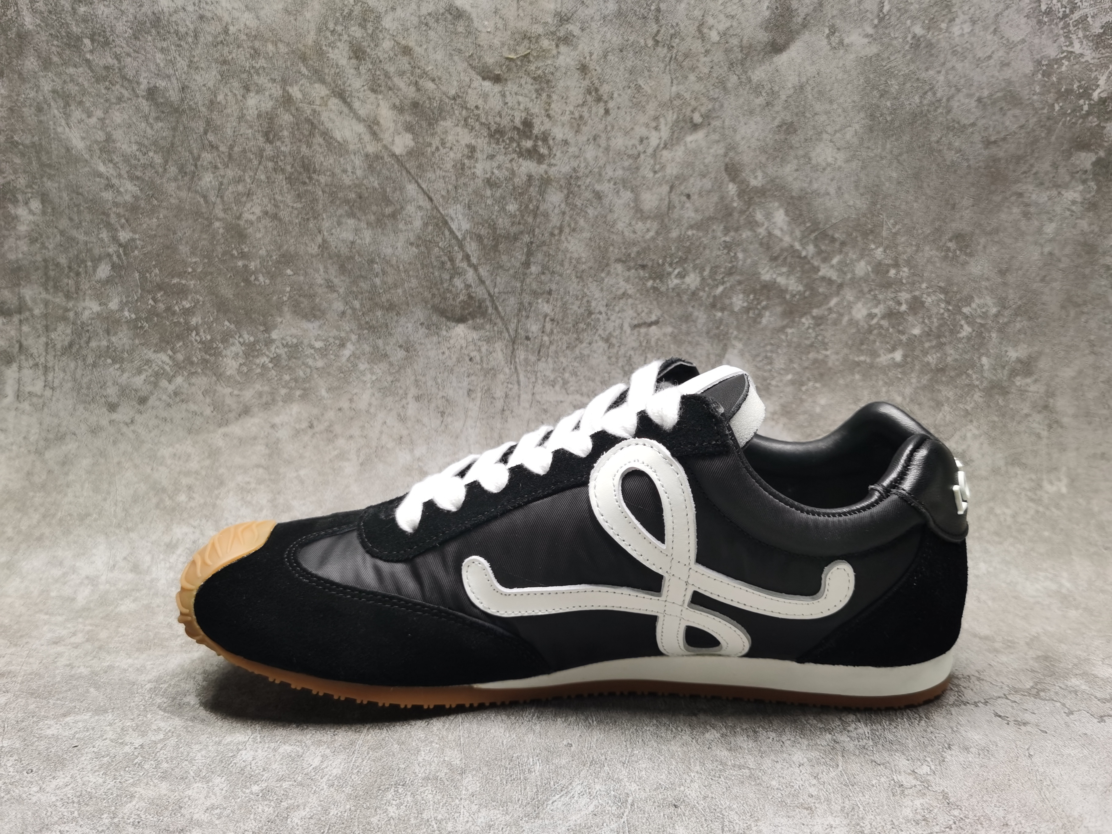 ua L0ew* sneakers
