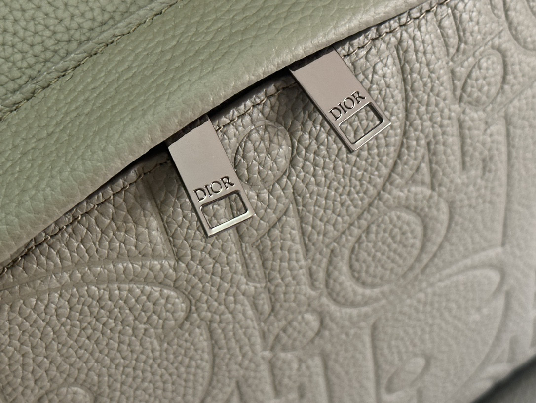 D*or rider 2.0 backpack  khaki D*or gravity leather and khaki grained calfskin 31 x 40 x 18 cm