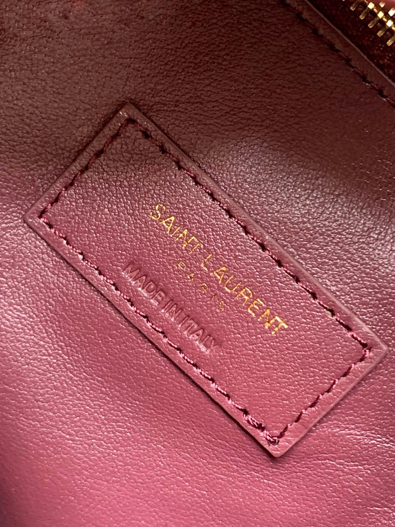 y*l le 5 À 7 S*pple small in grained leather  23 x 22 x 8.5 cm