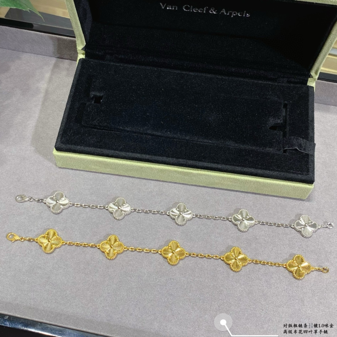 V*N CL*F & arpels bracelet