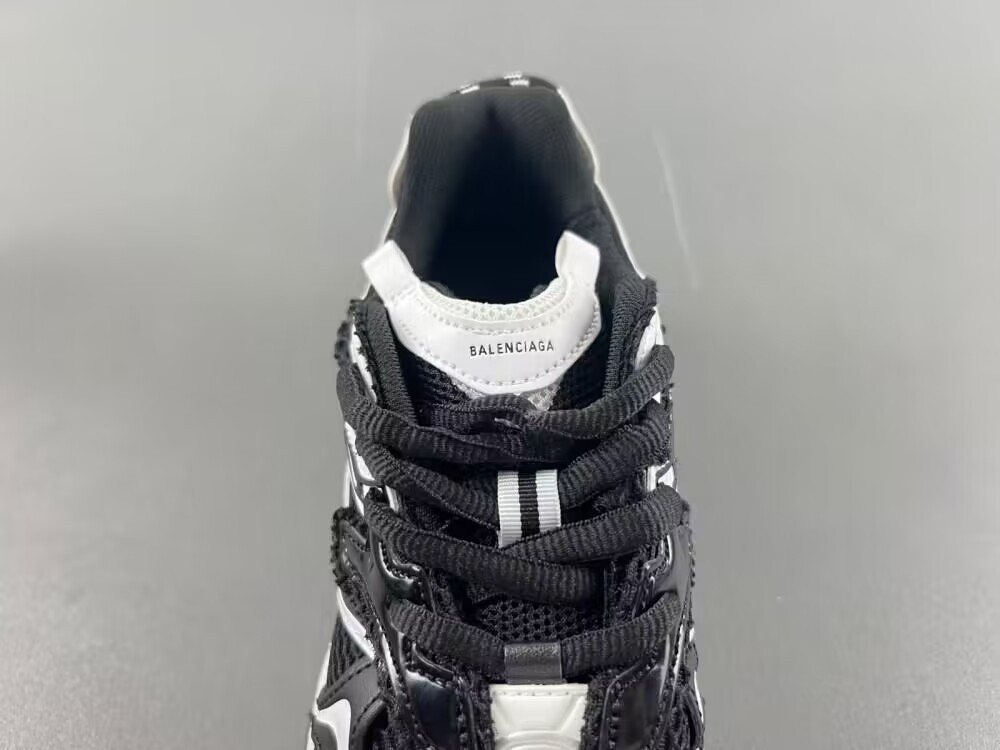 ua Ba*len*cia*ga runner black white