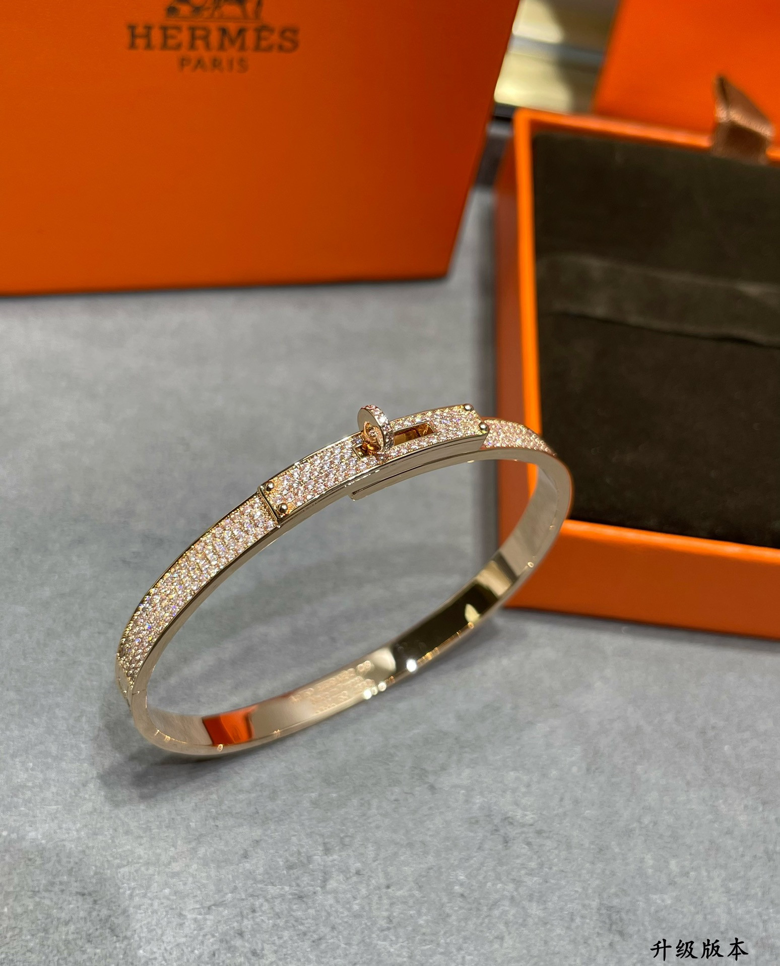 h**mes button fully Di*m*nd-encrusted bracelet