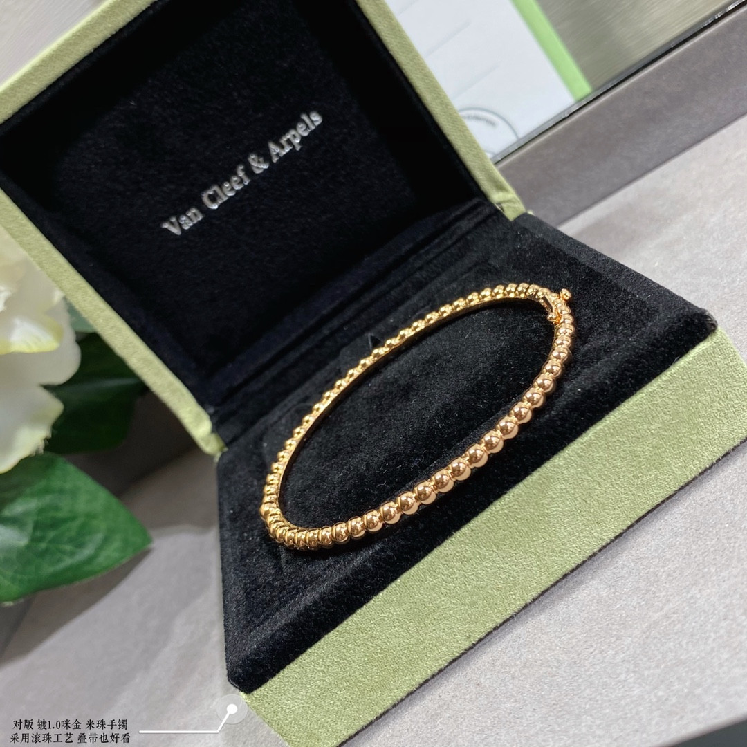 V*N CL*F & arpels rice bead bracelet