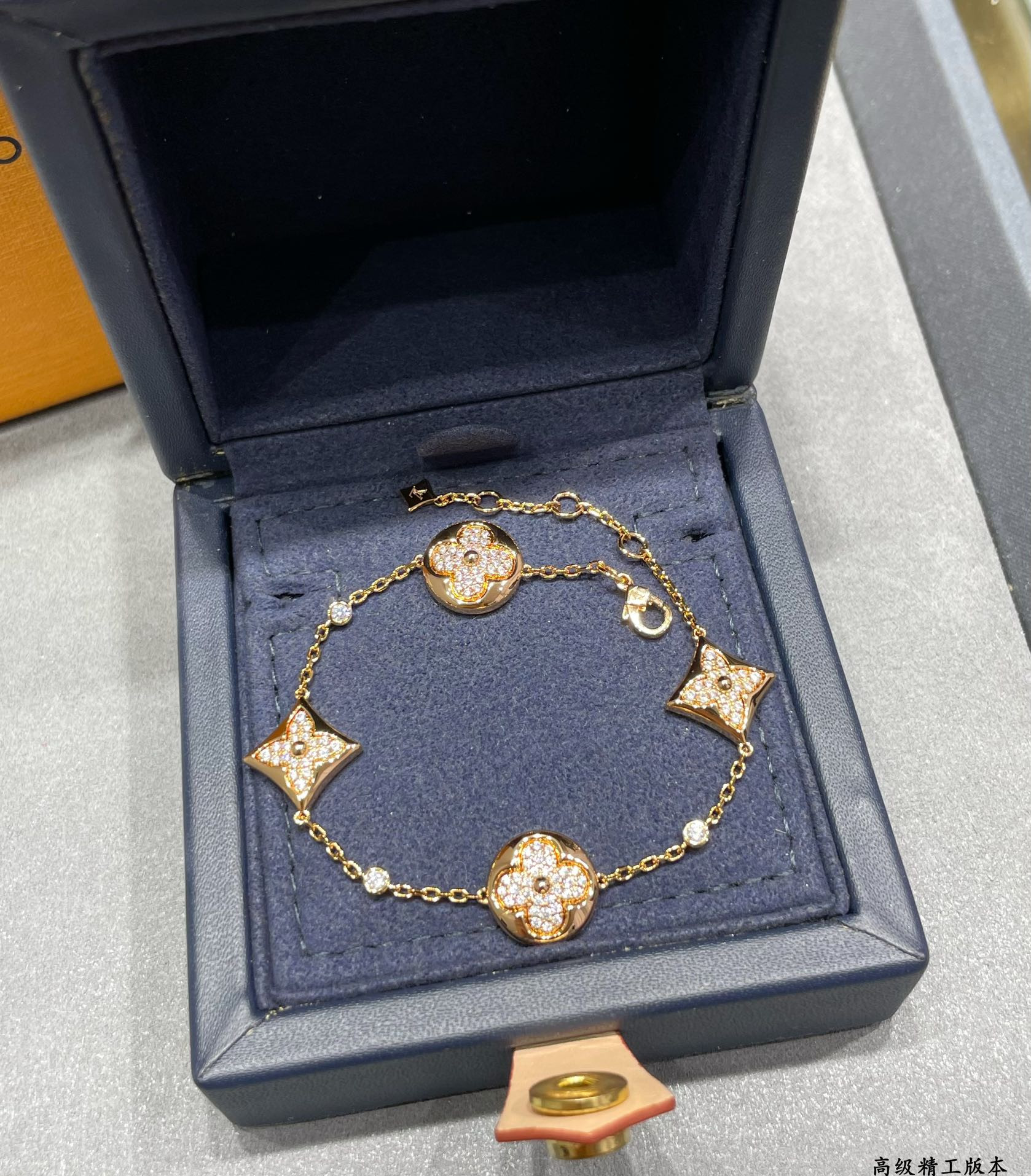 l0*is v*t0n large four-flower full Di*m*nd bracelet