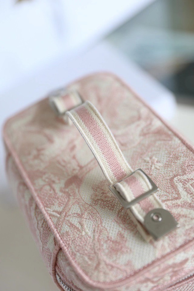 D*or travel make up bag