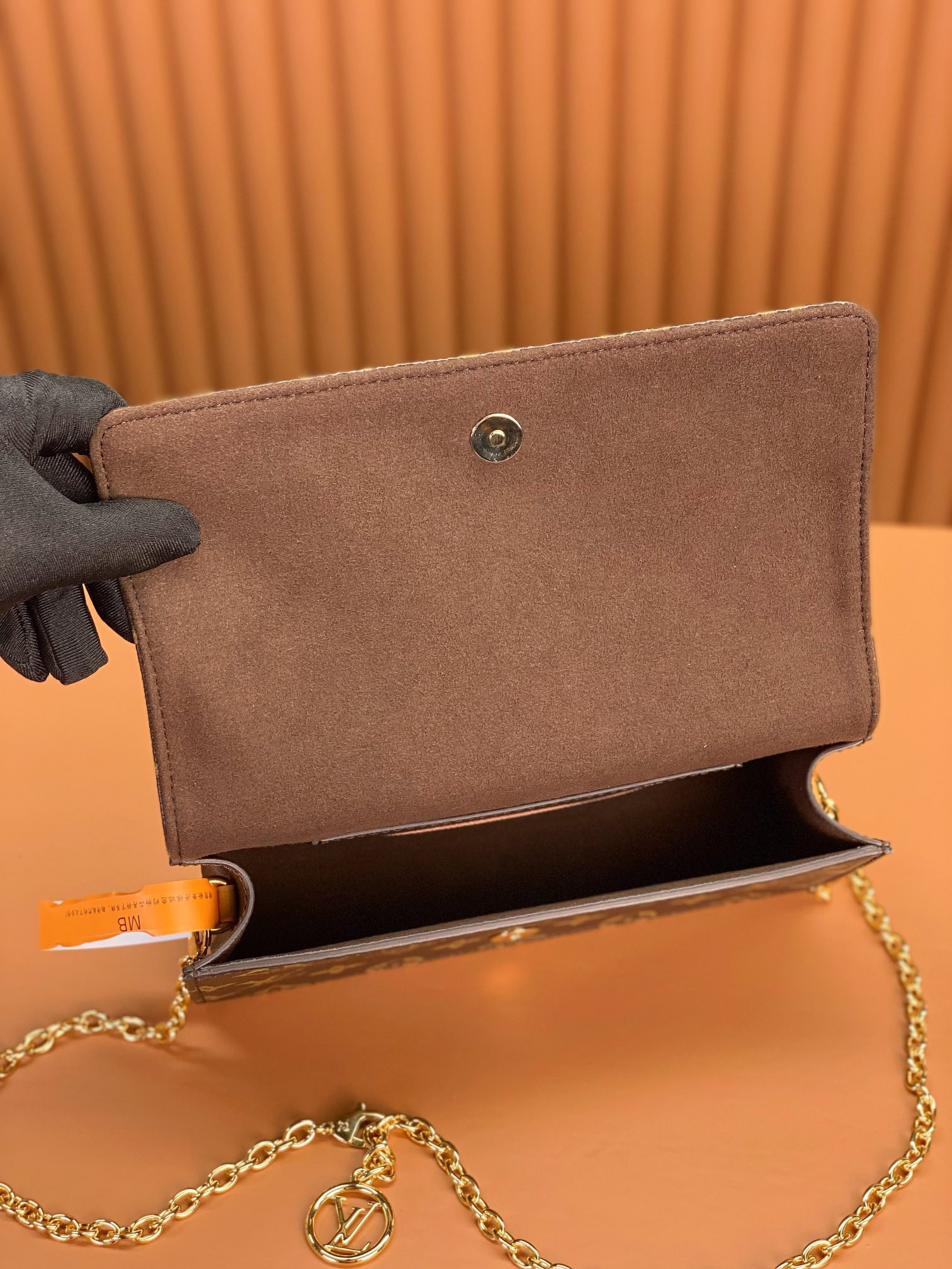 LV Wallet On Chain Lily M82509