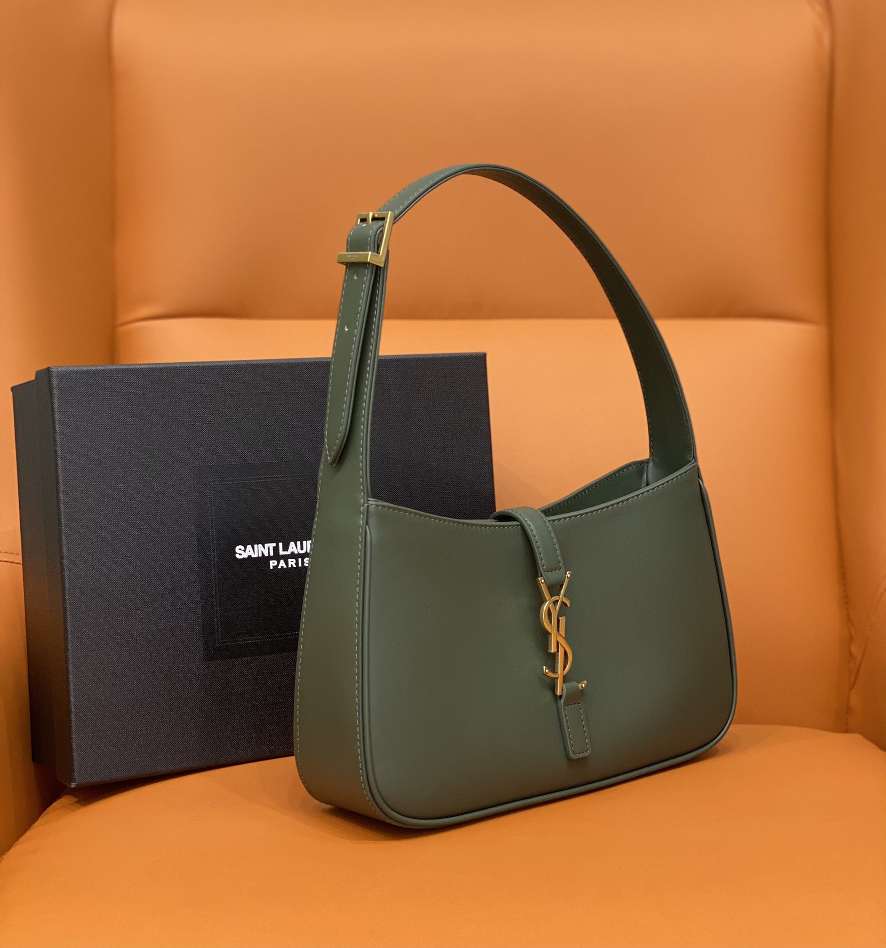 Y*L le 5 À 7 in smooth leather vert fonce  23 x 16 x 6.5 cm