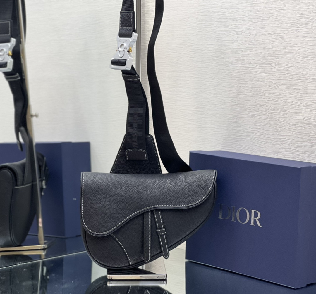 D*or saddle bag black grained calfskin 26 x 19 x 4.5 cm