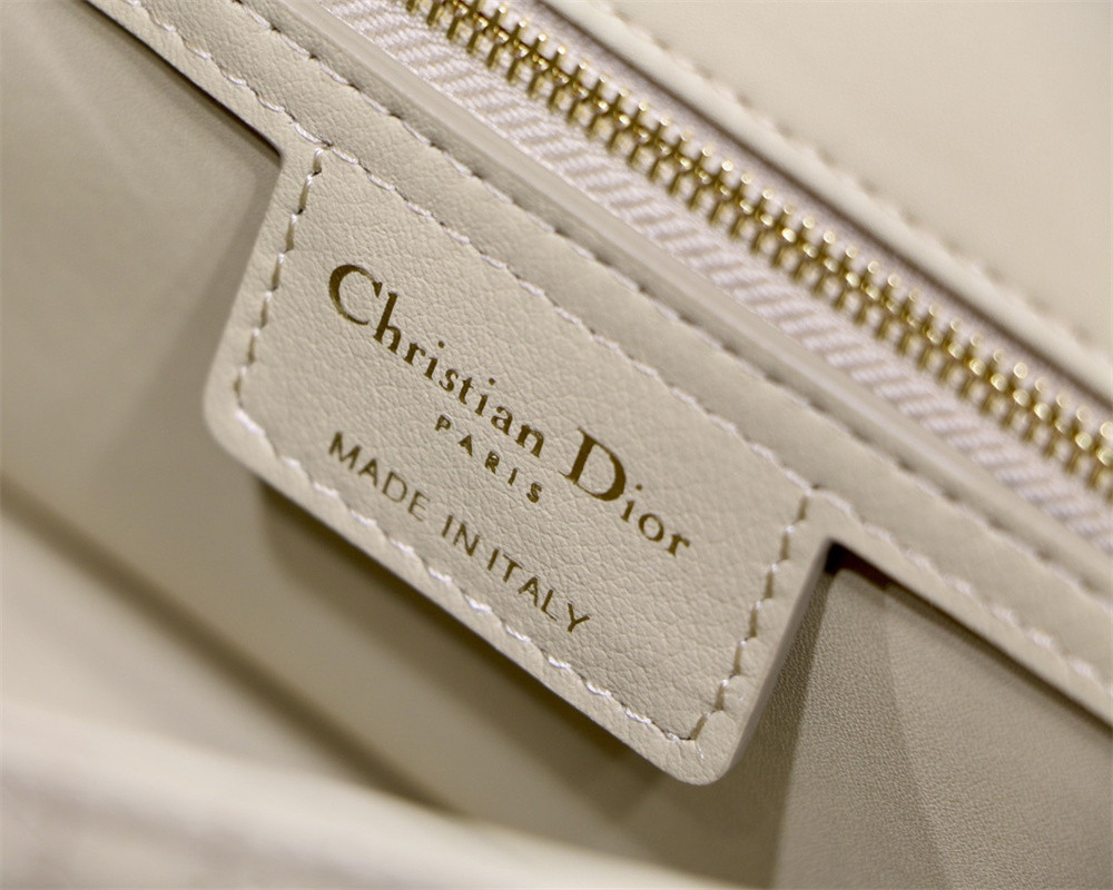 medium d*or caro bag beige S*pple cannage calfskin 25.5 x 15.5 x 8 cm