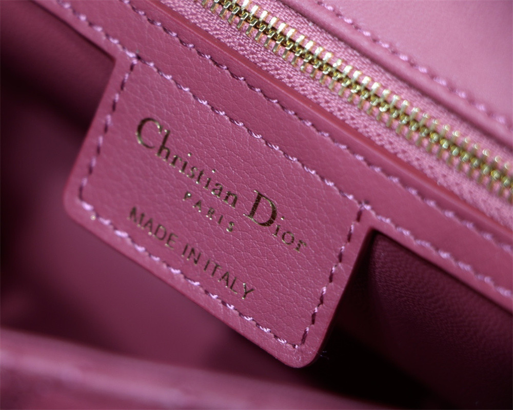 medium d*or caro bag S*pple cannage calfskin 25.5 x 15.5 x 8 cm