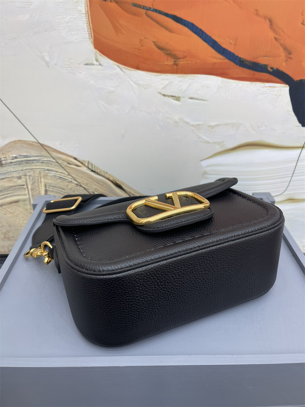 VALENTINO GARAVANI ALLTIME GRAINY CALFSKIN SHOULDER BAG BLACK 23.5x18X8cm
