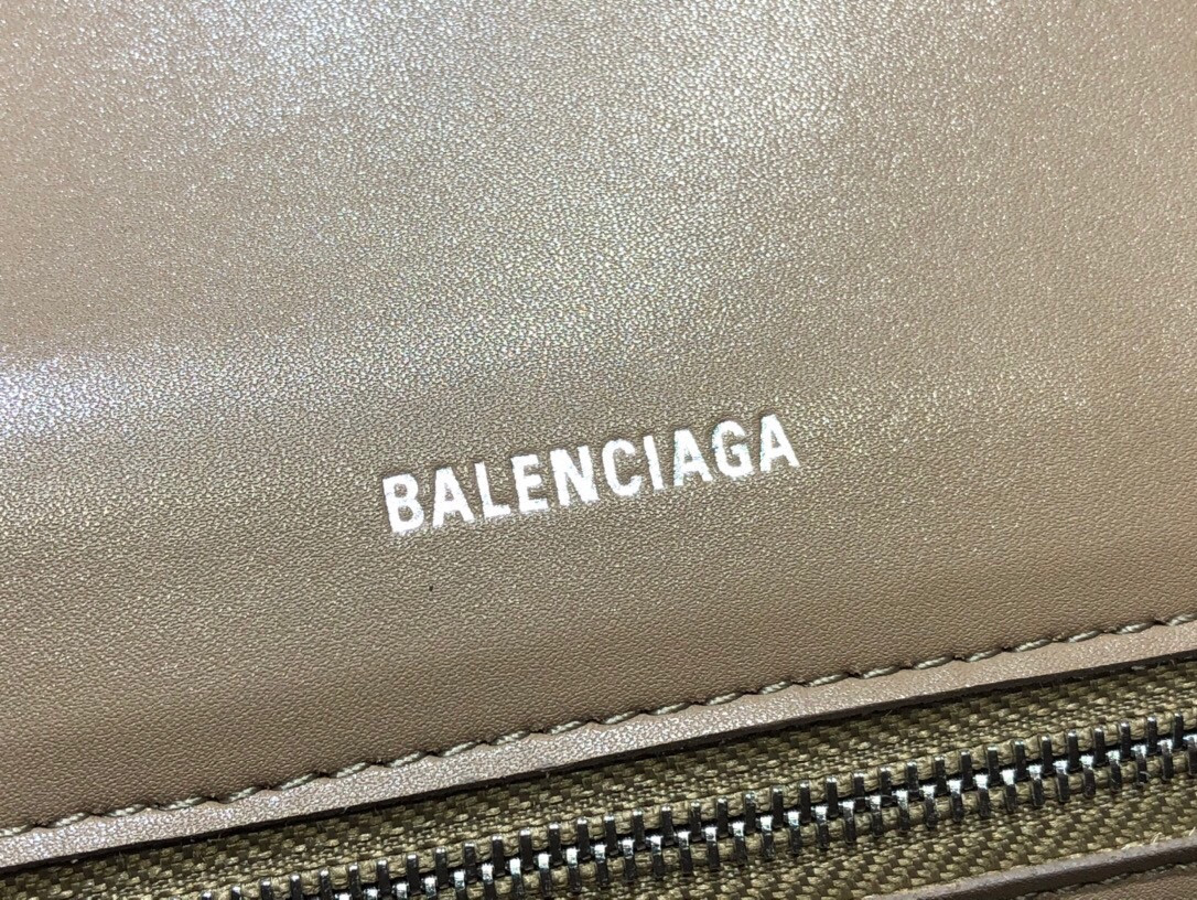 Ba*len*cia*ga women
