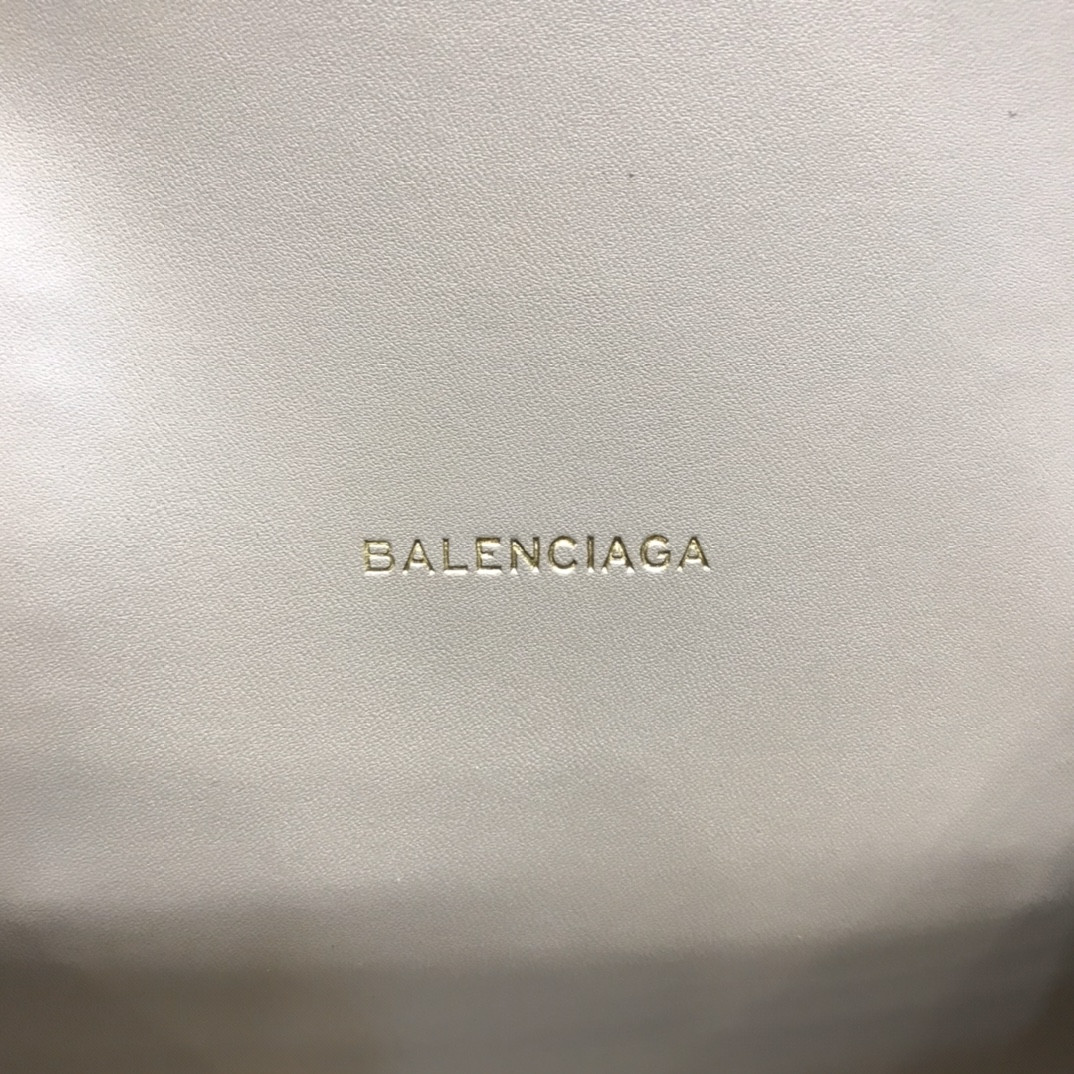 Ba*len*cia*ga women