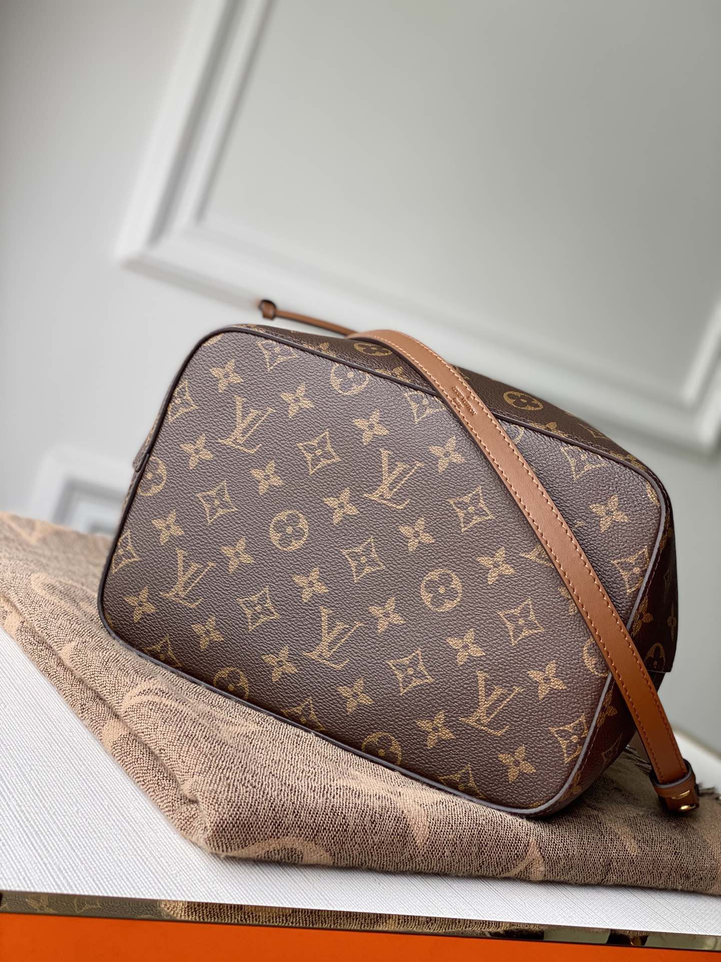 LV NéoNoé MM M44887 10.2 x 10.2 x 6.9 inches