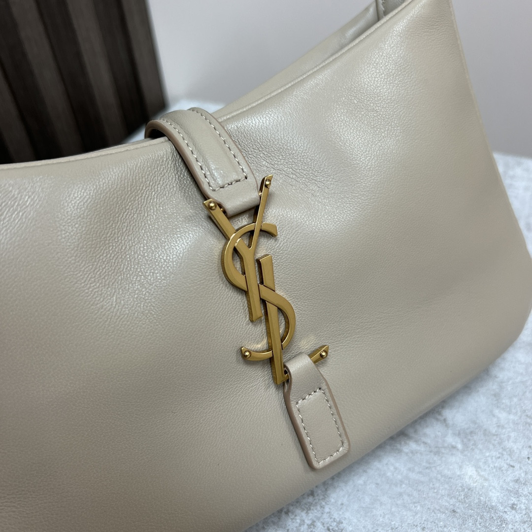 Y*L le 5 À 7 in smooth lambskin white 9 x 6.3 x 2.5 inches