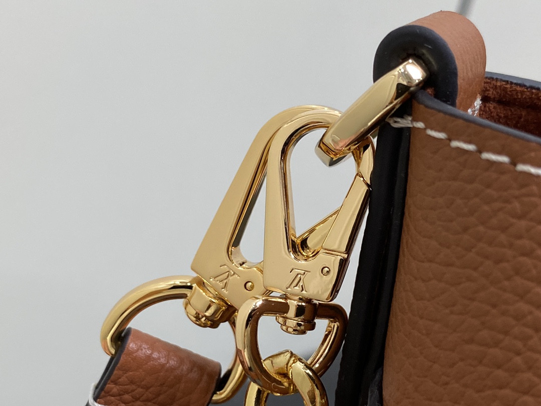 LV M24165 Lock and Walk 7.9 x 8.1 x 4.7 inches