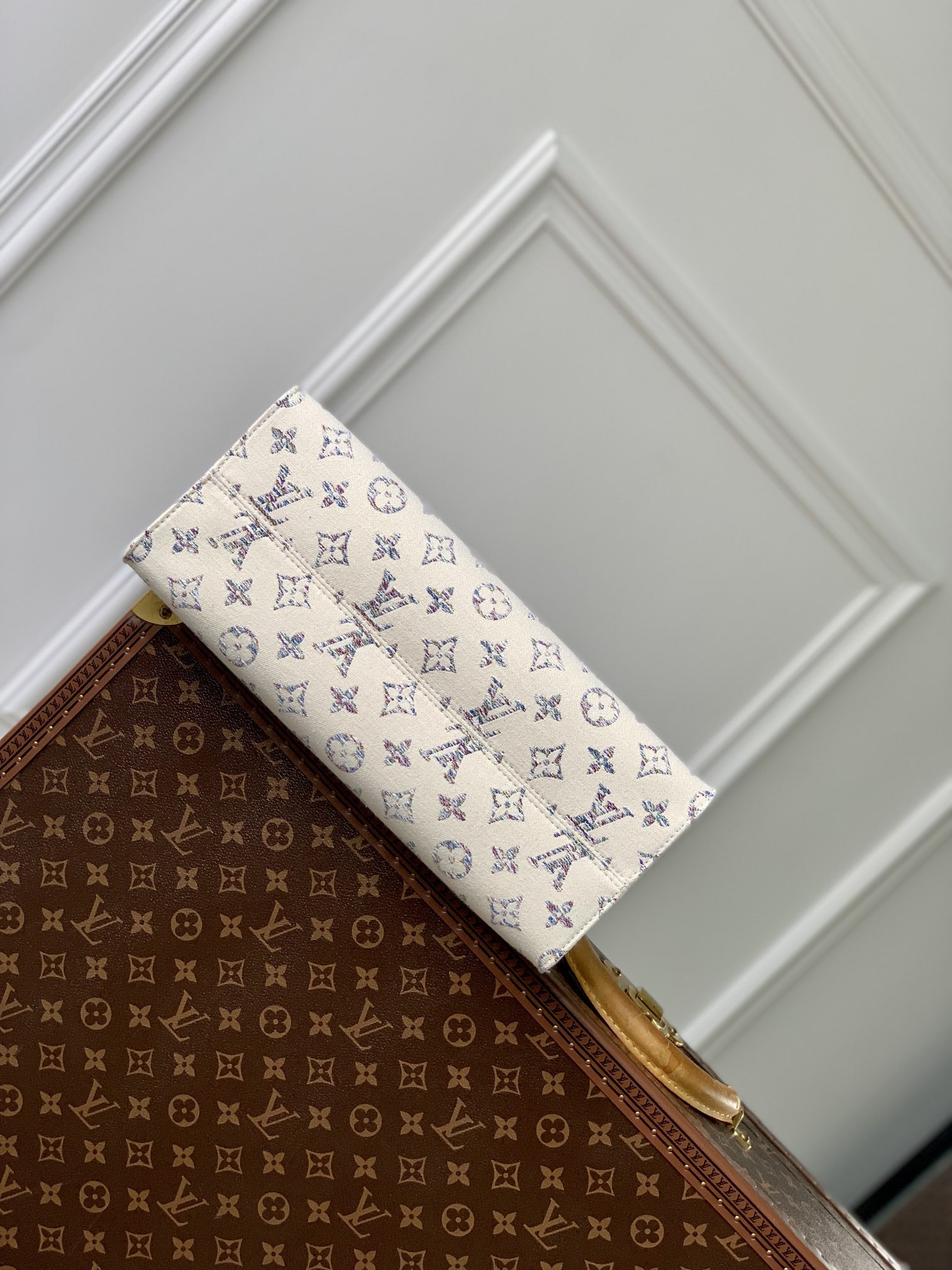 LV OnTheGo MM M24708 13.8 x 10.6 x 5.5 inches