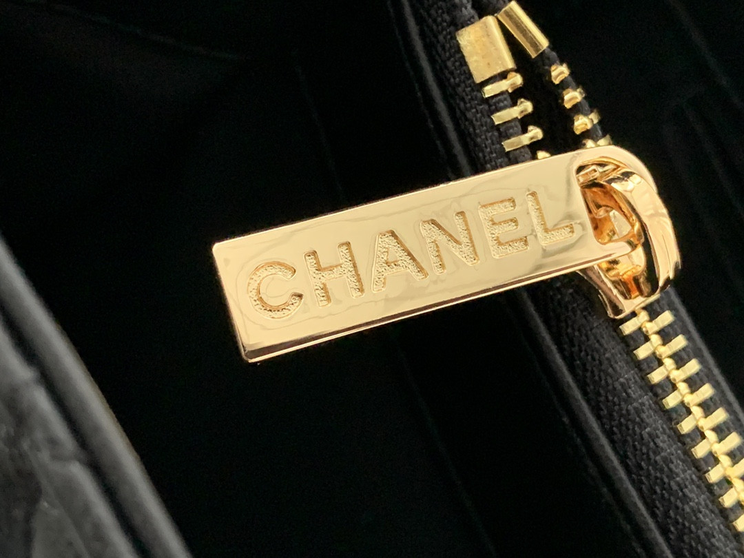 Ch*el gst lambskin leather hardware  24x33x13cm