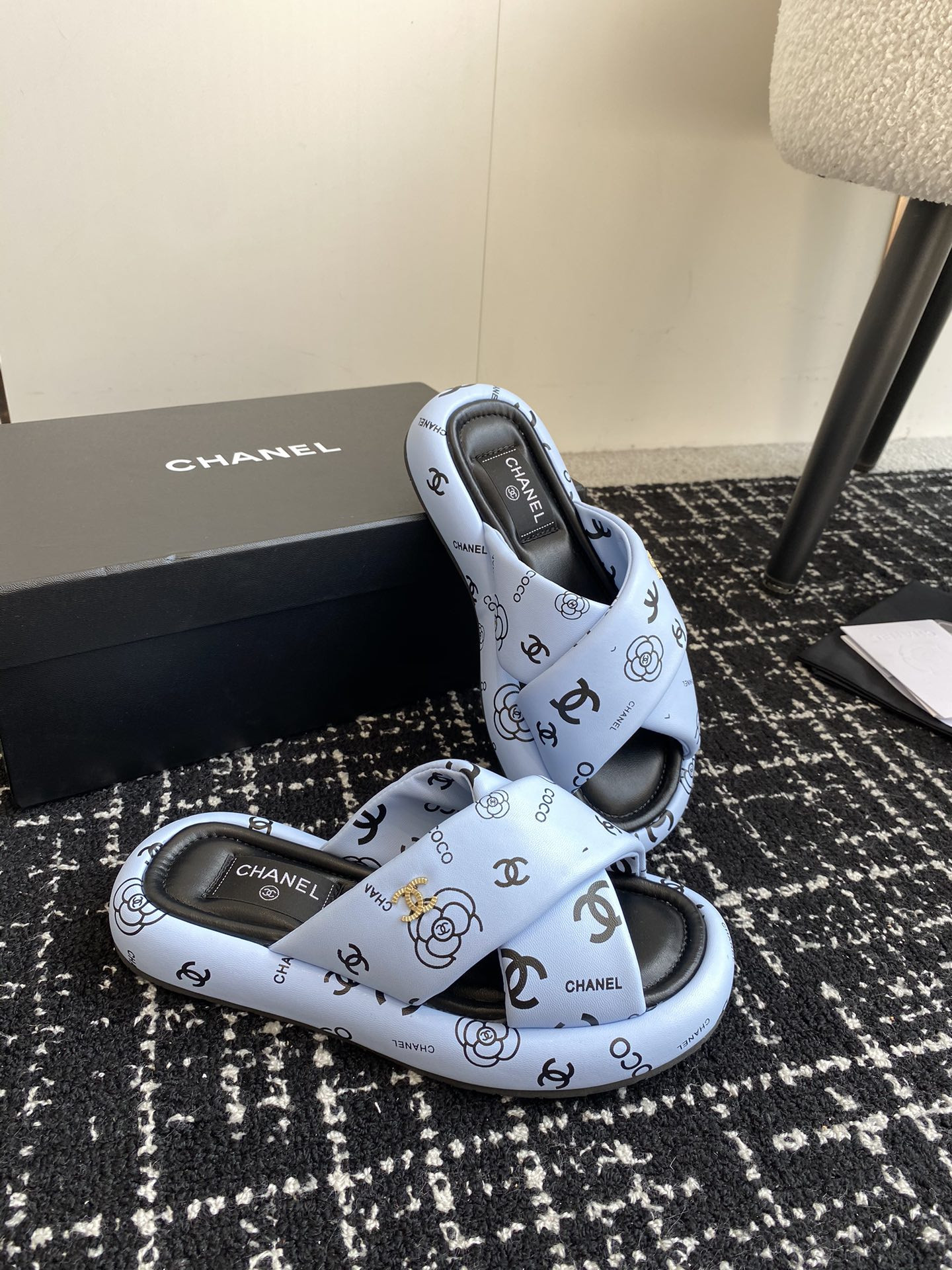ua Ch*el slippers