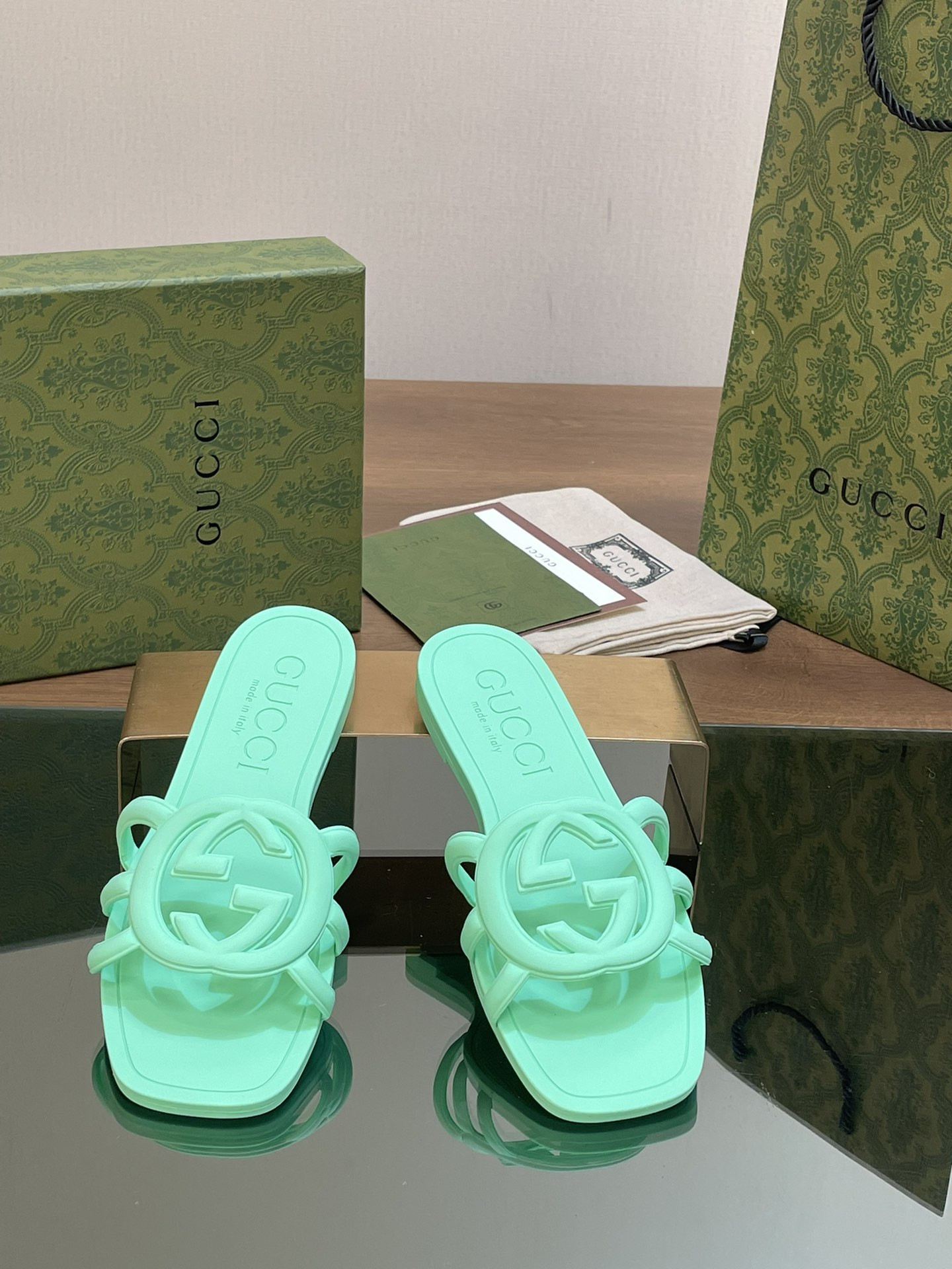 ua G*u*i interlocking g slide sandal pale green