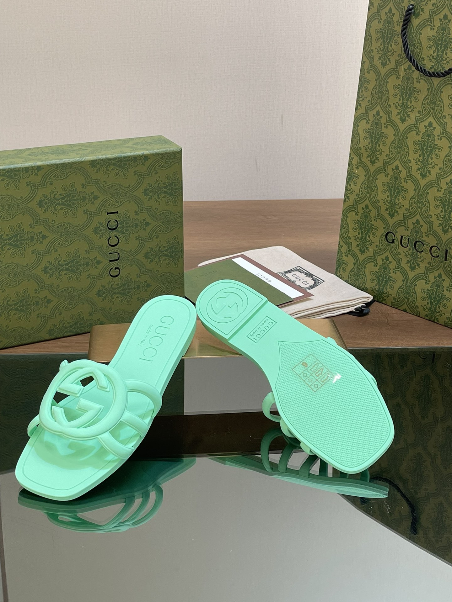 ua G*u*i interlocking g slide sandal pale green