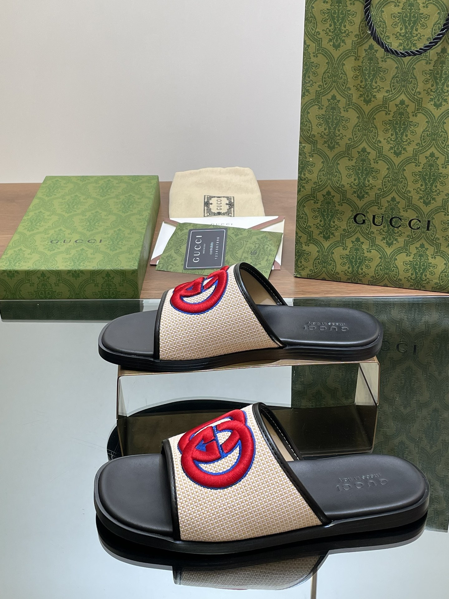 ua G*u*i interlocking g slide sandal