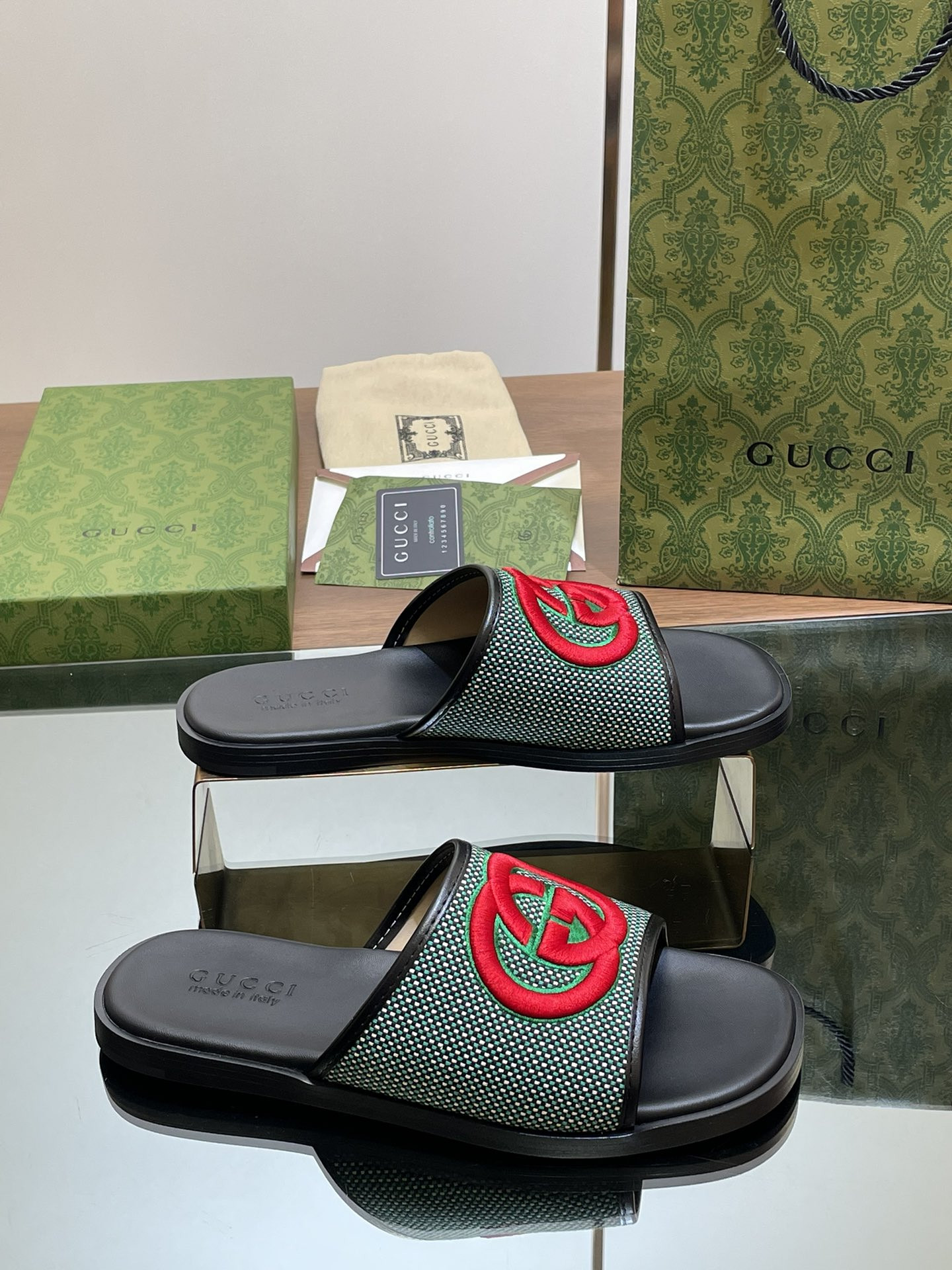 ua G*u*i interlocking g slide sandal