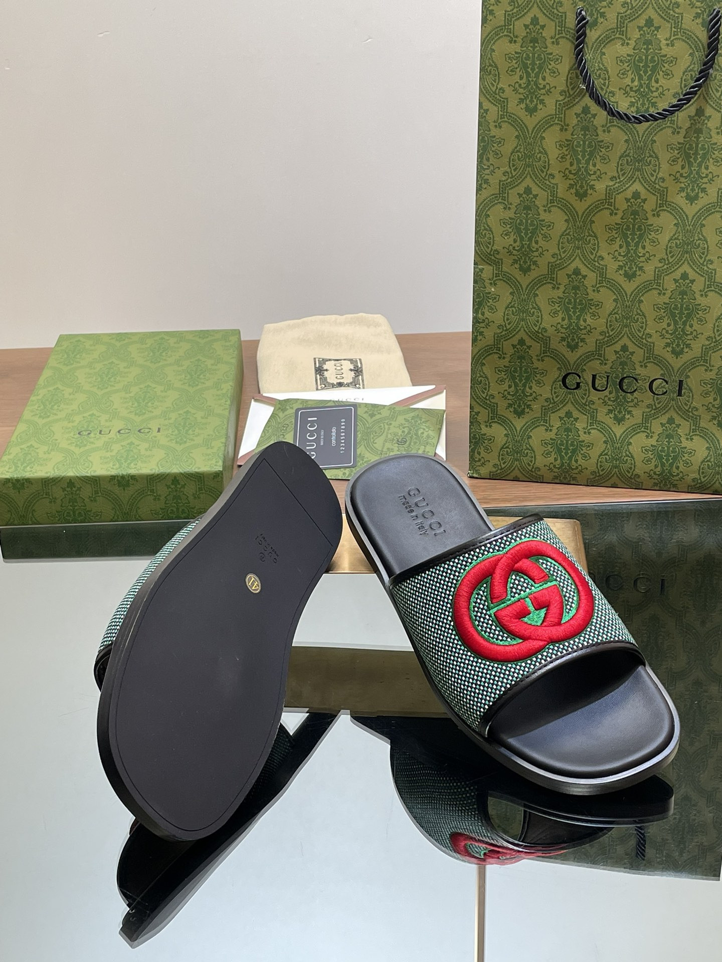 ua G*u*i interlocking g slide sandal