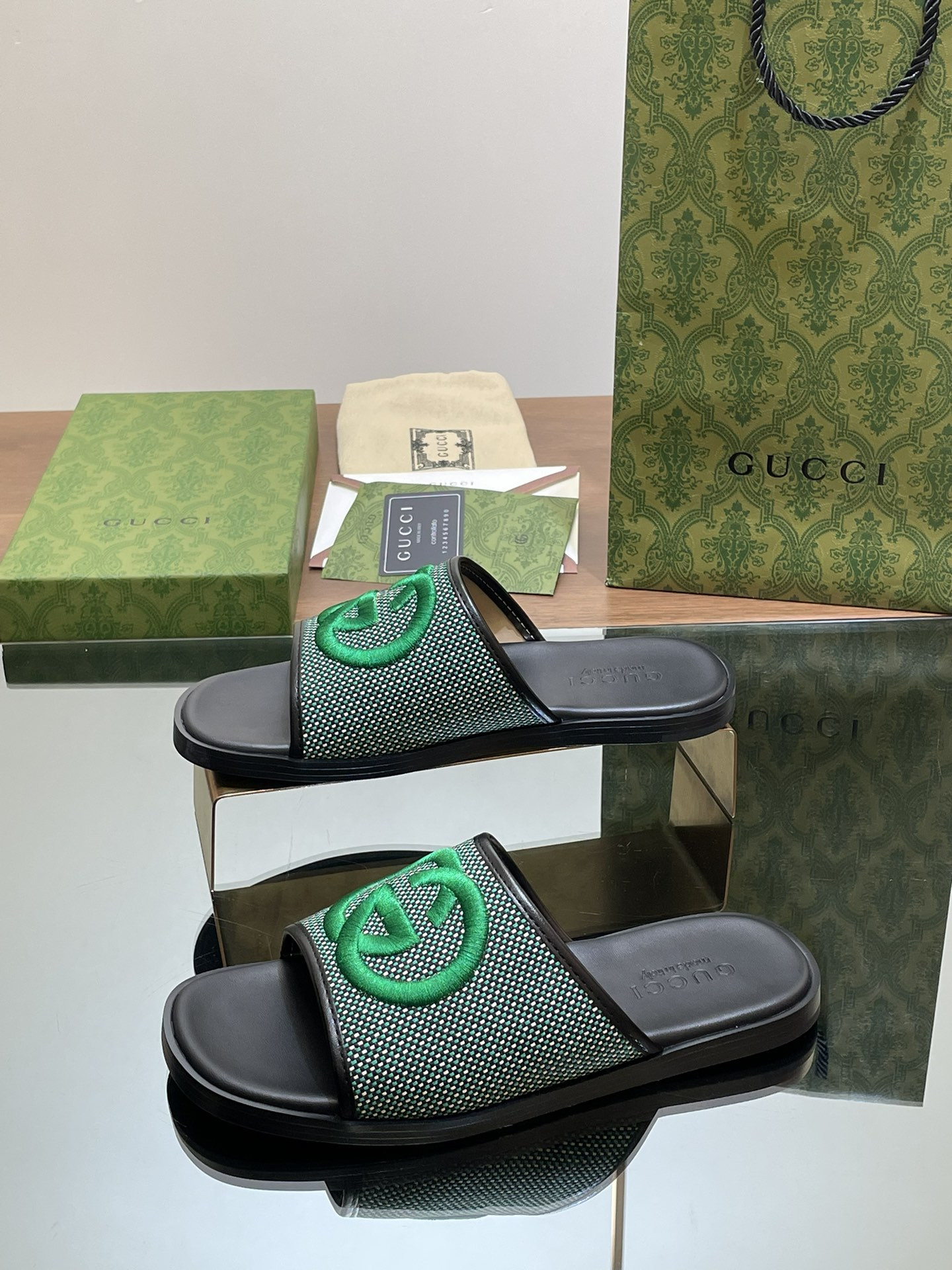 ua G*u*i interlocking g slide sandal