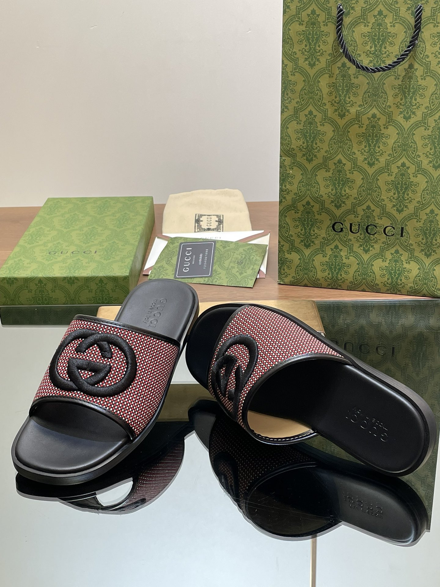 ua G*u*i interlocking g slide sandal