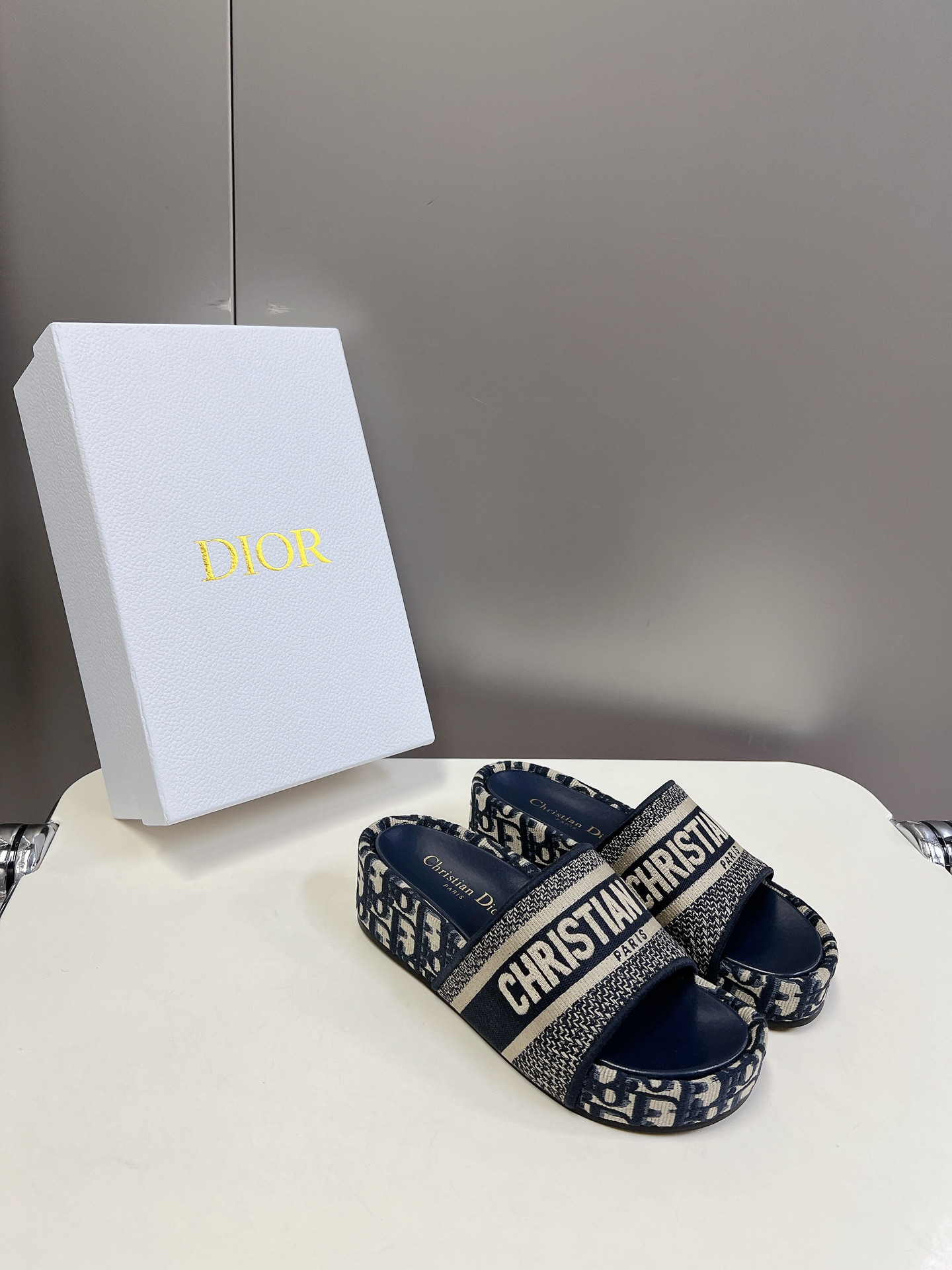 ua D*or platform sandals