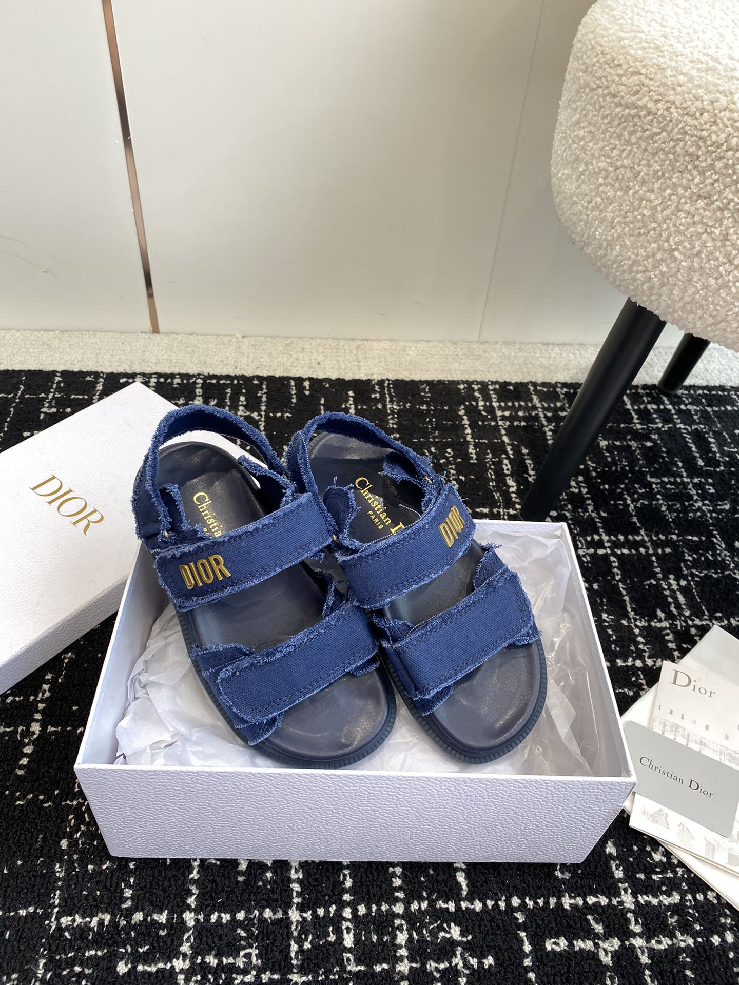 ua D*oract sandal