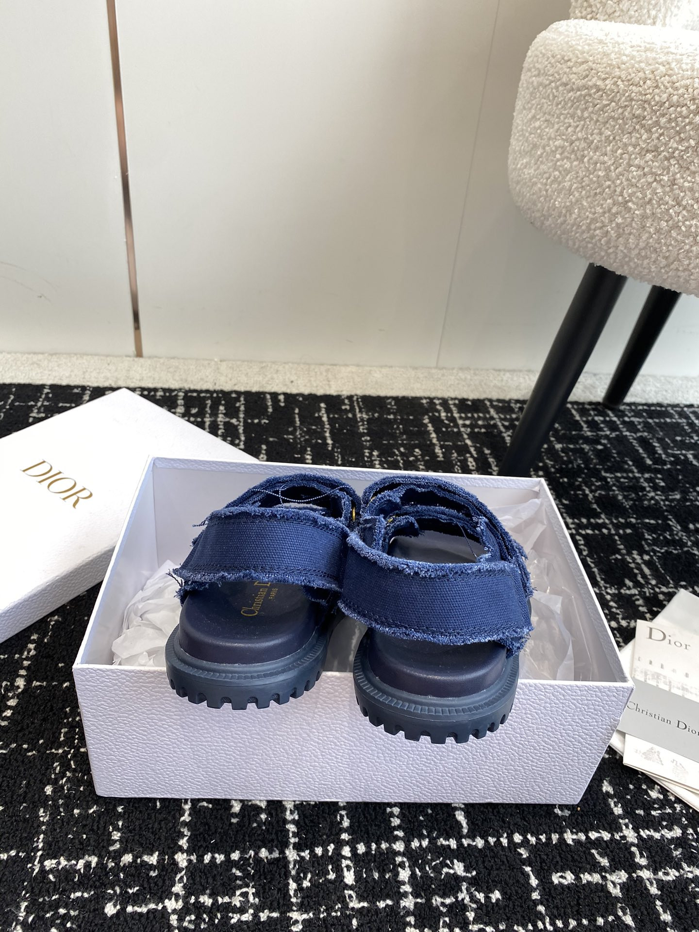 ua D*oract sandal