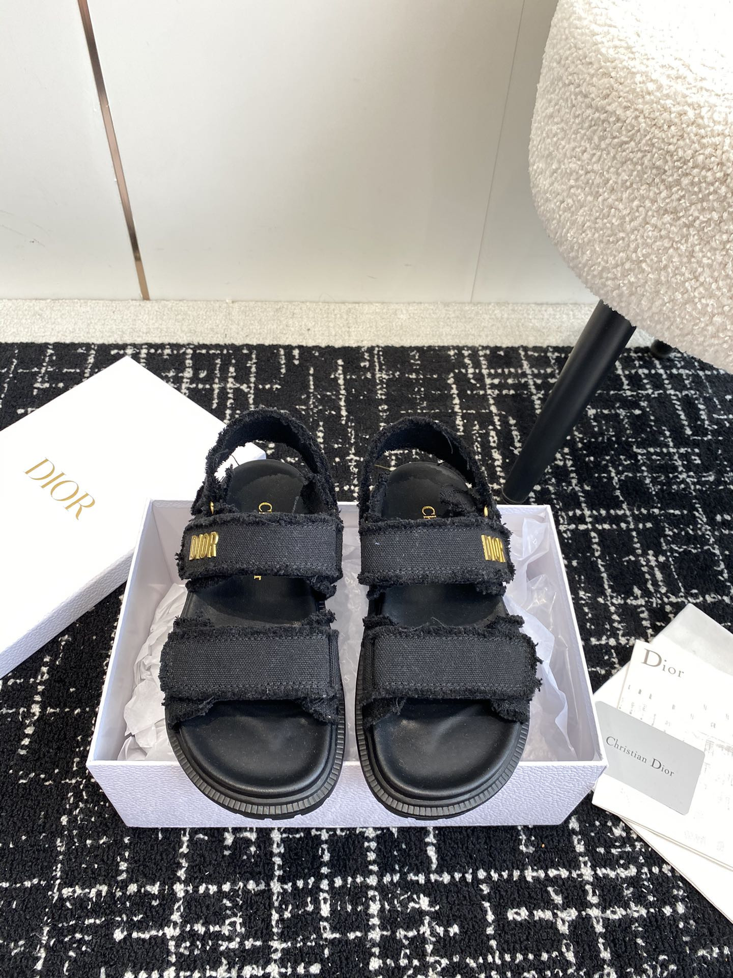 ua D*oract sandal