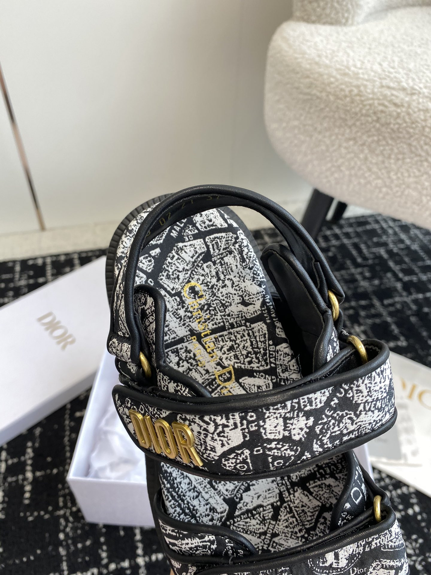 ua D*oract sandal